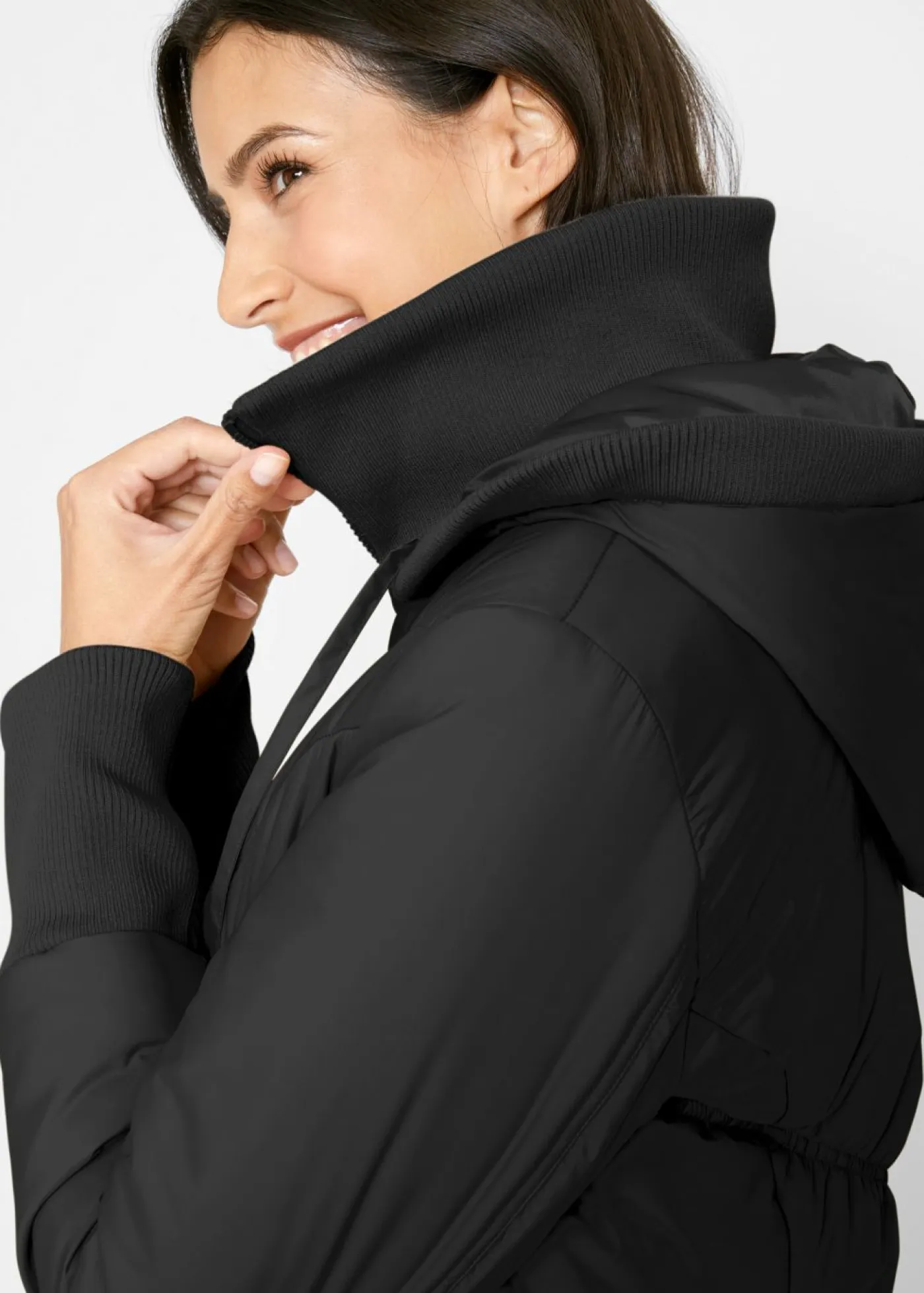 bonprix bonprix Chaquetas Y Abrigos>Abrigo acolchado con cinturilla cómoda ancha y capucha Negro
