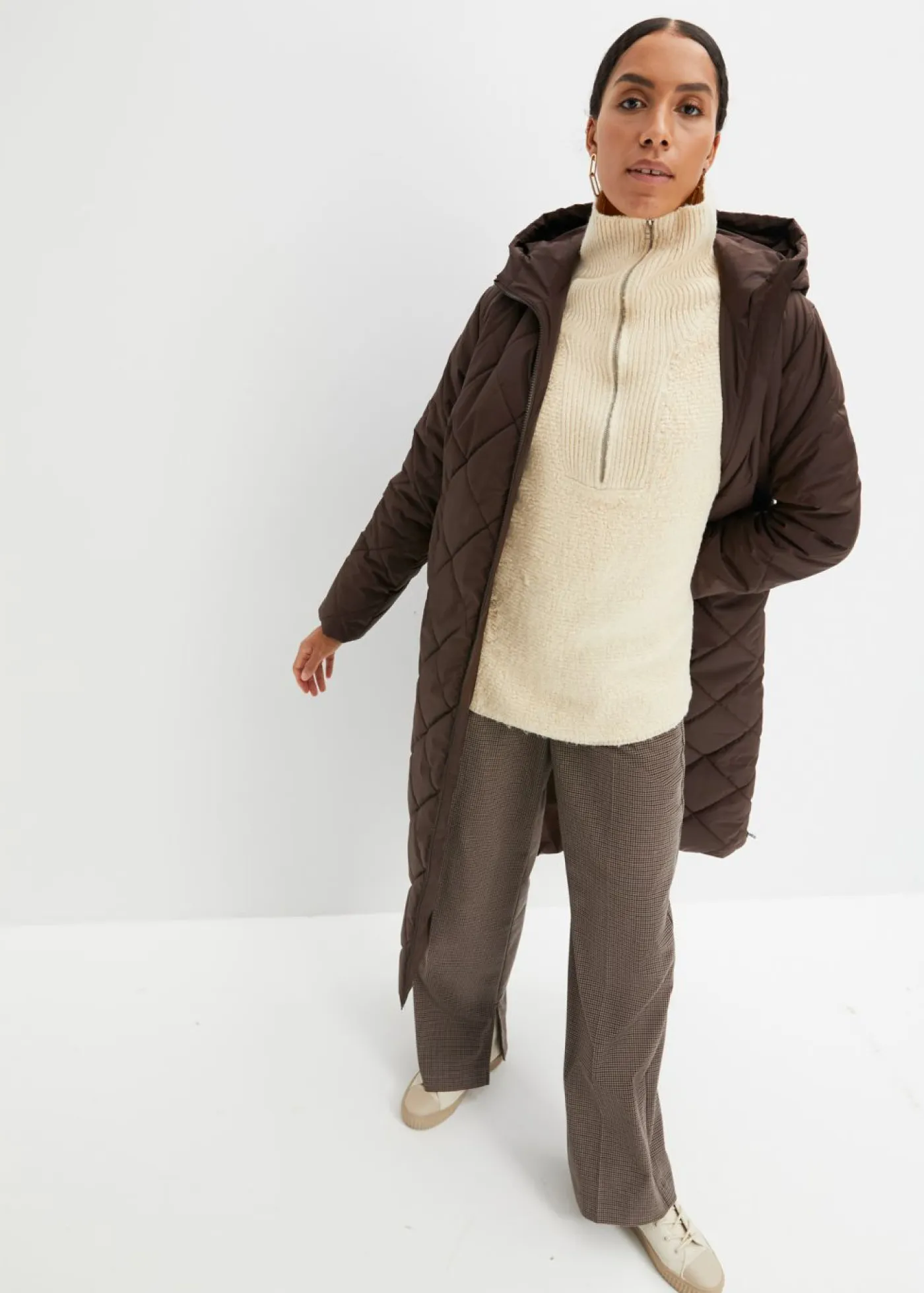 Mujer bonprix bonprix Abrigo acolchado y guateado, largo y con capucha