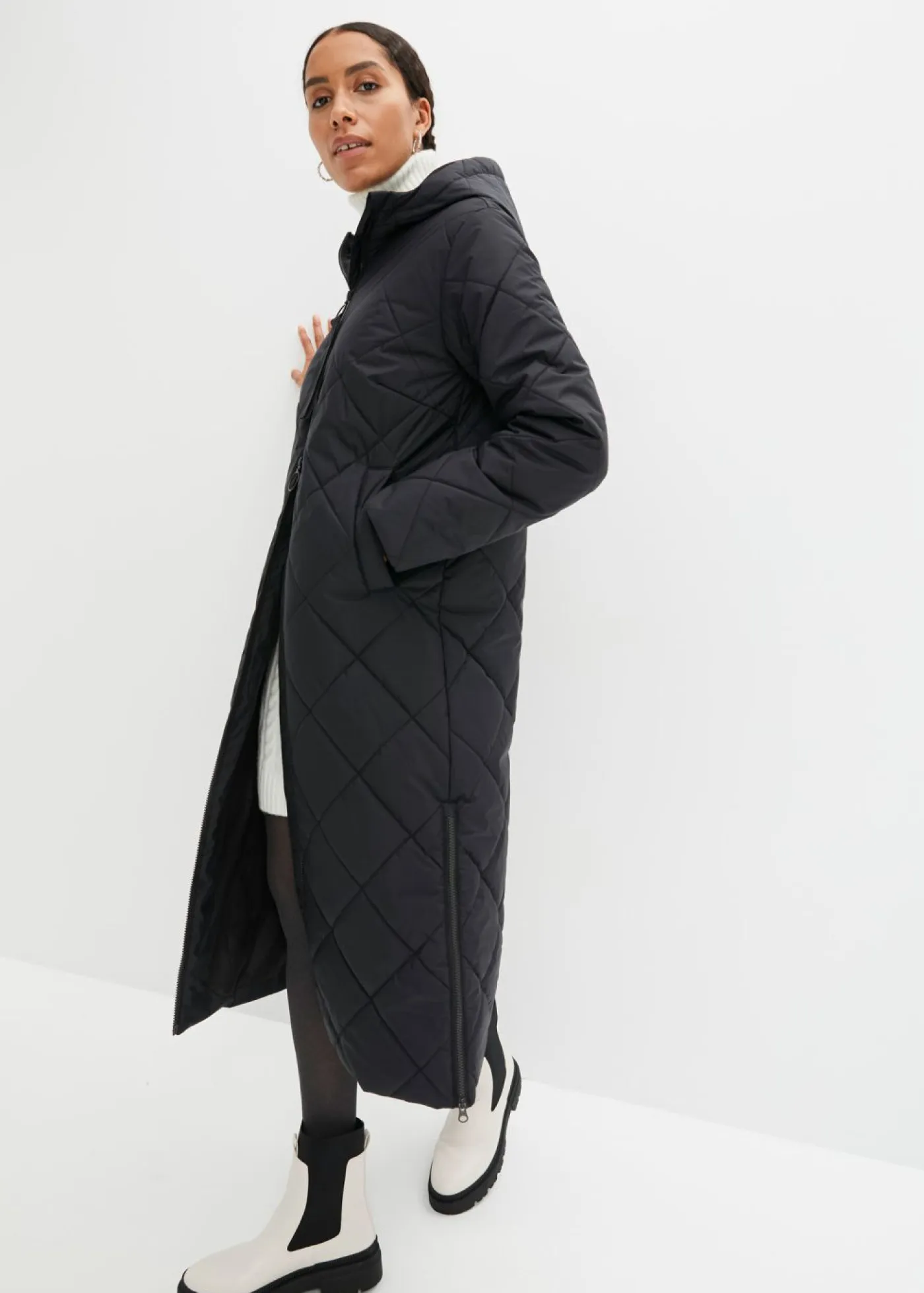 bonprix bonprix Chaquetas Y Abrigos>Abrigo acolchado y guateado, largo y con capucha Negro