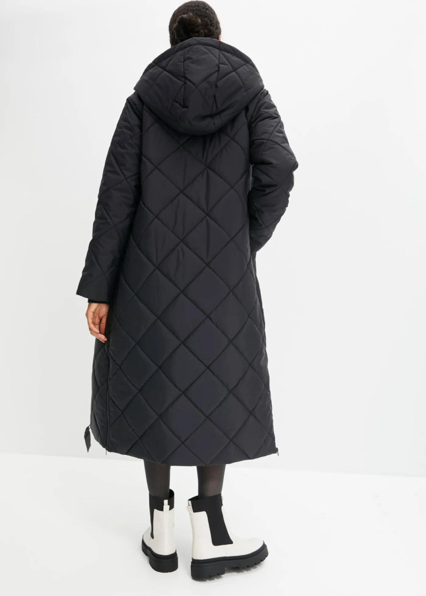 bonprix bonprix Chaquetas Y Abrigos>Abrigo acolchado y guateado, largo y con capucha Negro