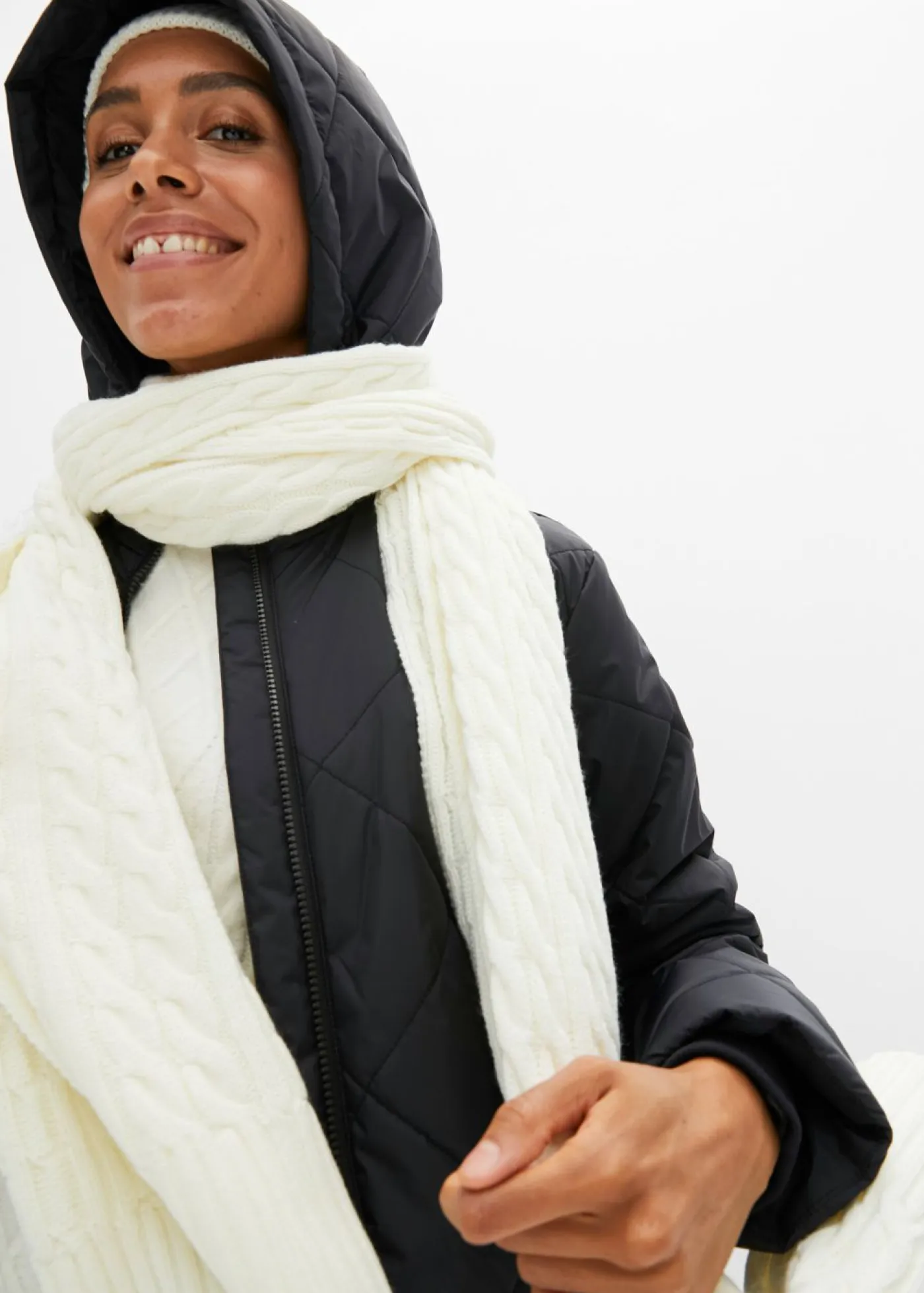 bonprix bonprix Chaquetas Y Abrigos>Abrigo acolchado y guateado, largo y con capucha Negro