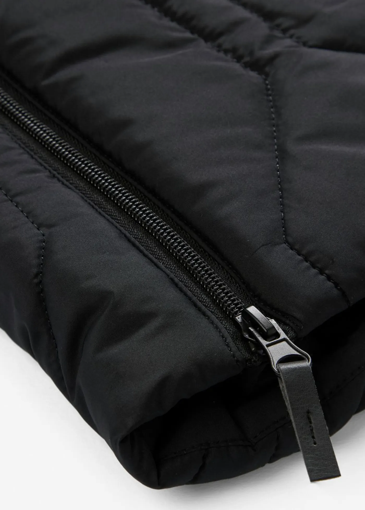 bonprix bonprix Chaquetas Y Abrigos>Abrigo corto con guateado de rombos y cremalleras laterales Negro