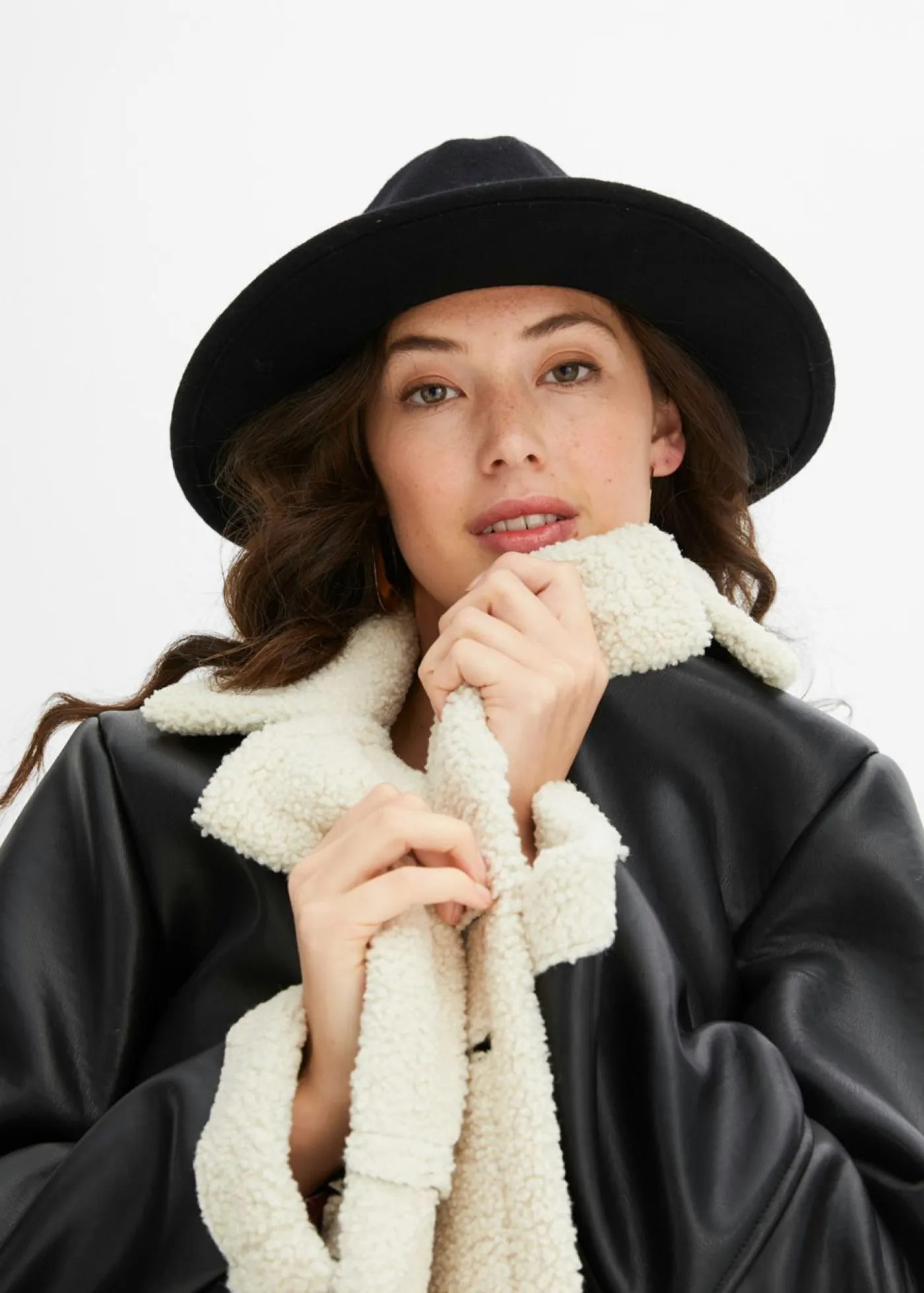 bonprix bonprix Chaquetas Y Abrigos>Abrigo de piel sintética Negro-natural