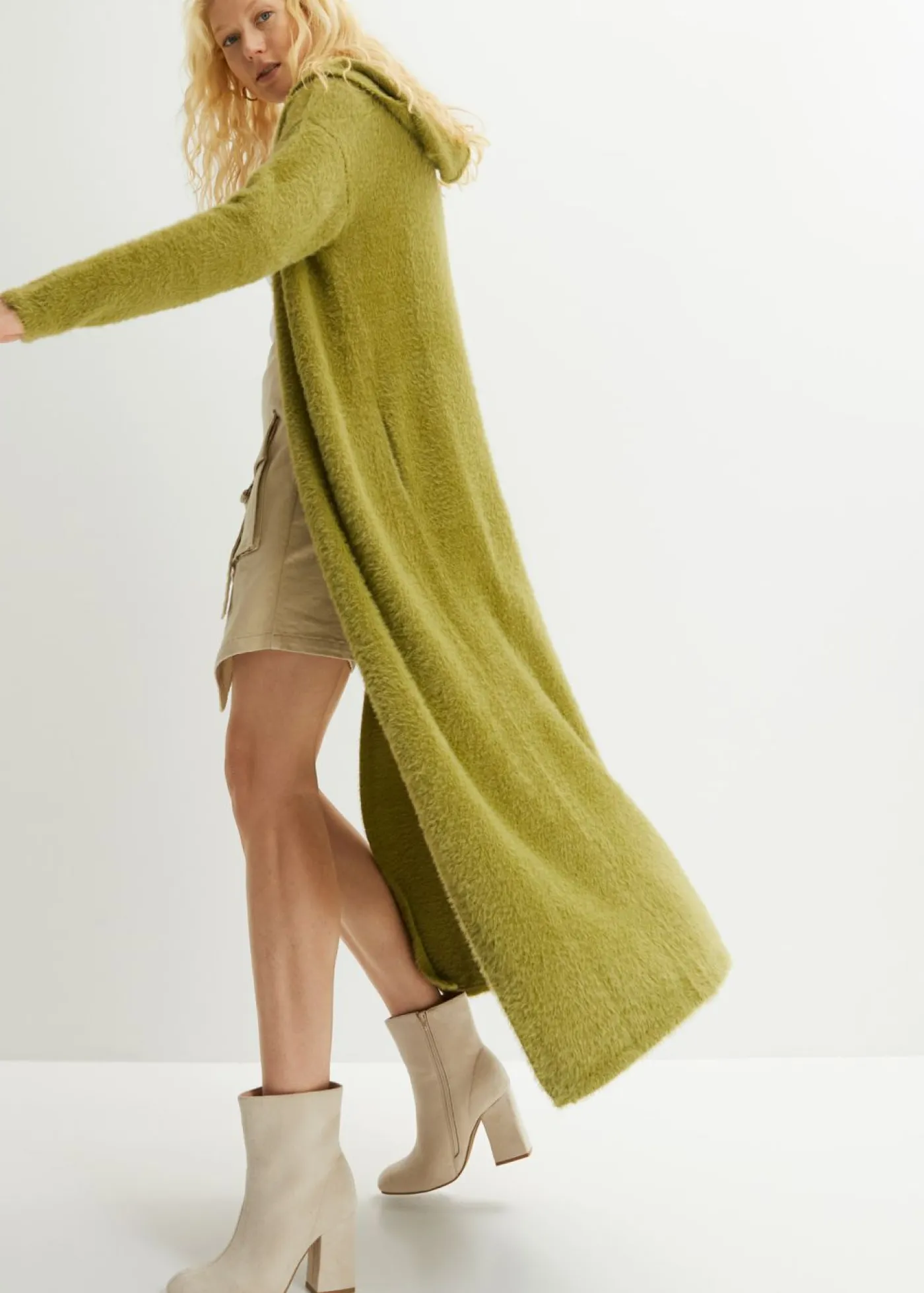 bonprix bonprix Jerséis|Ropa De Punto>Abrigo de punto en suave hilo metálico Verde oliva-dorado