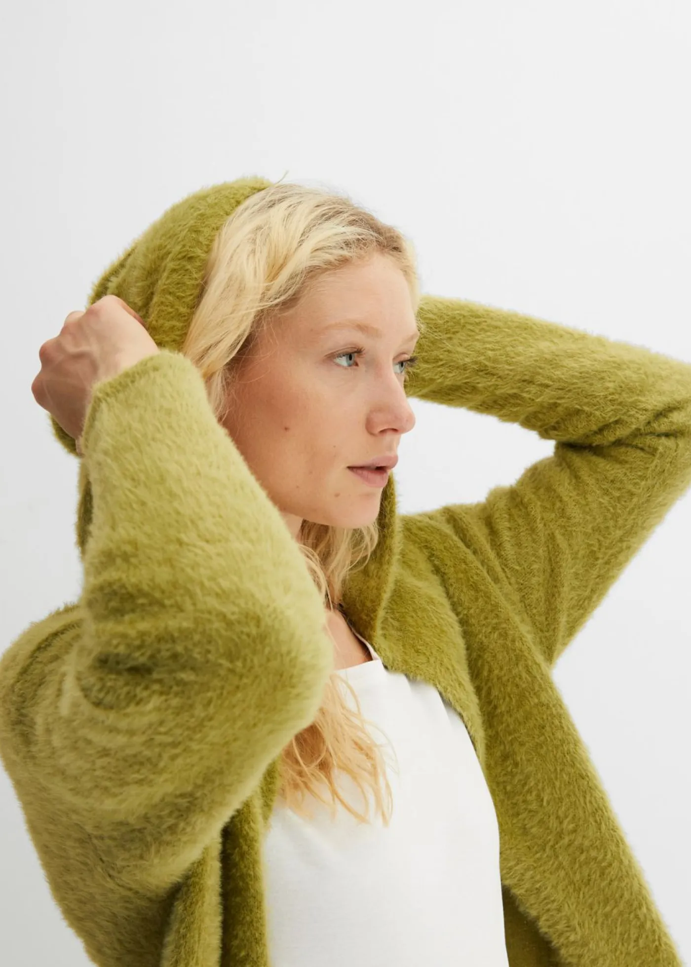 bonprix bonprix Jerséis|Ropa De Punto>Abrigo de punto en suave hilo metálico Verde oliva-dorado