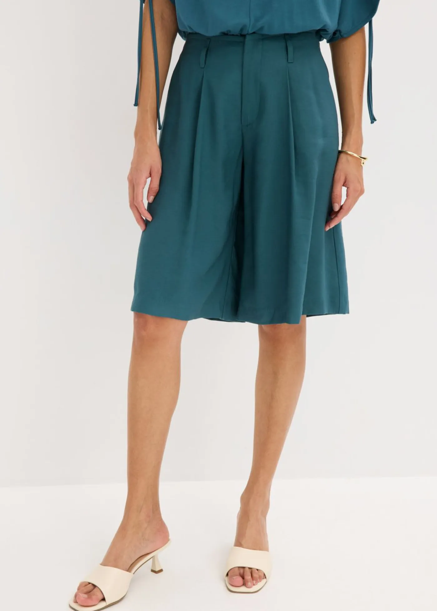 bonprix bonprix Shorts|Pantalones>Bermudas anchas con pinzas verde pimiento