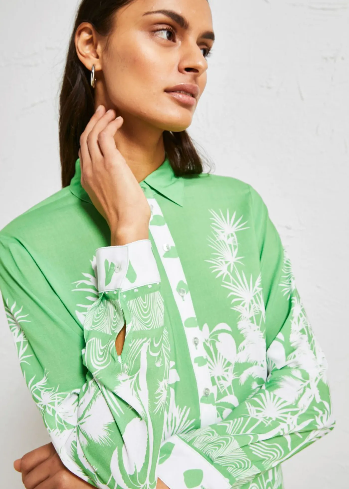 bonprix bonprix Camisas Y Blusas>Blusa asimétrica de viscosa fluida Verde vibrante/blanco estampado
