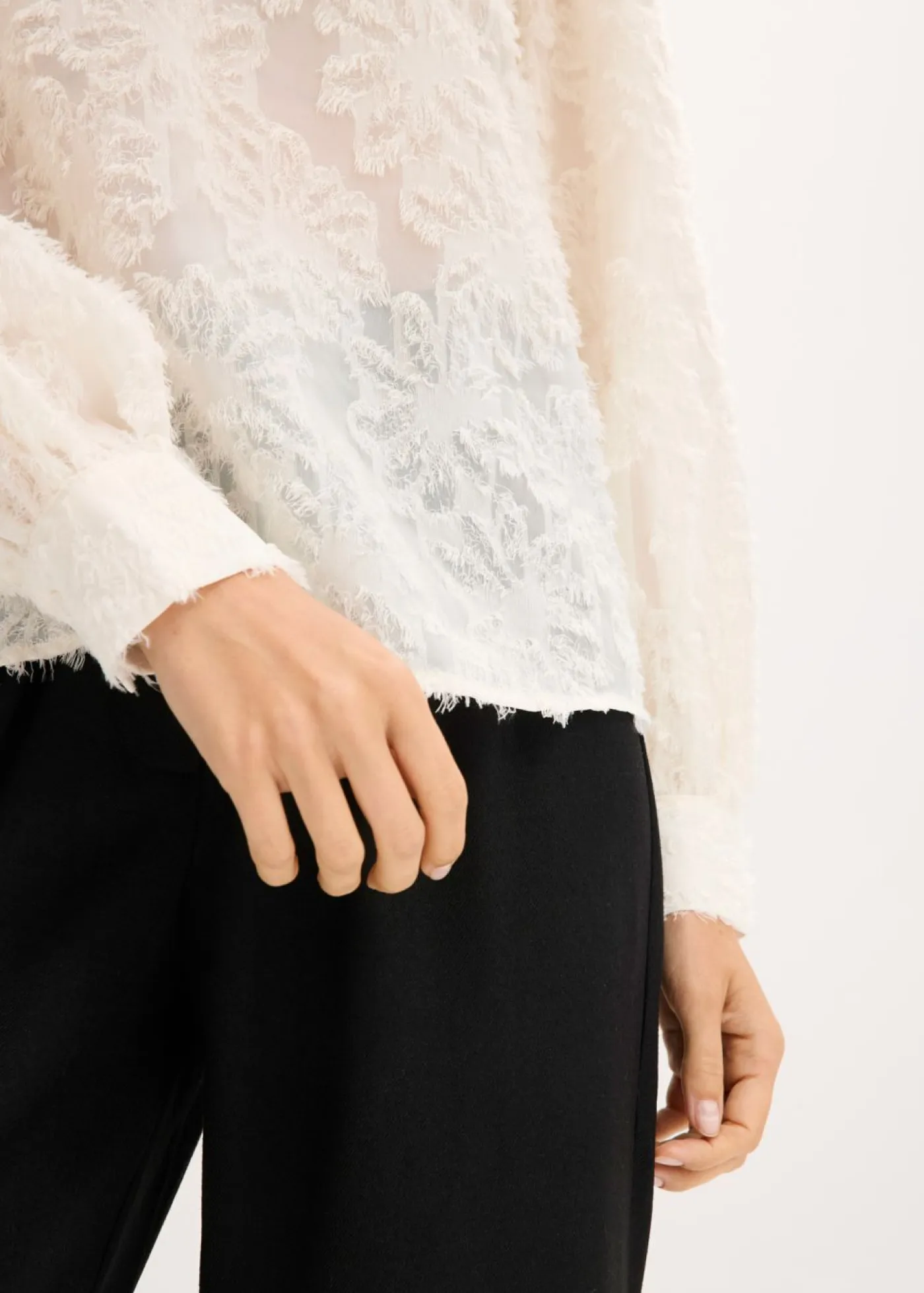 bonprix bonprix Camisas Y Blusas>Blusa con patrón de flores estructurado Crema