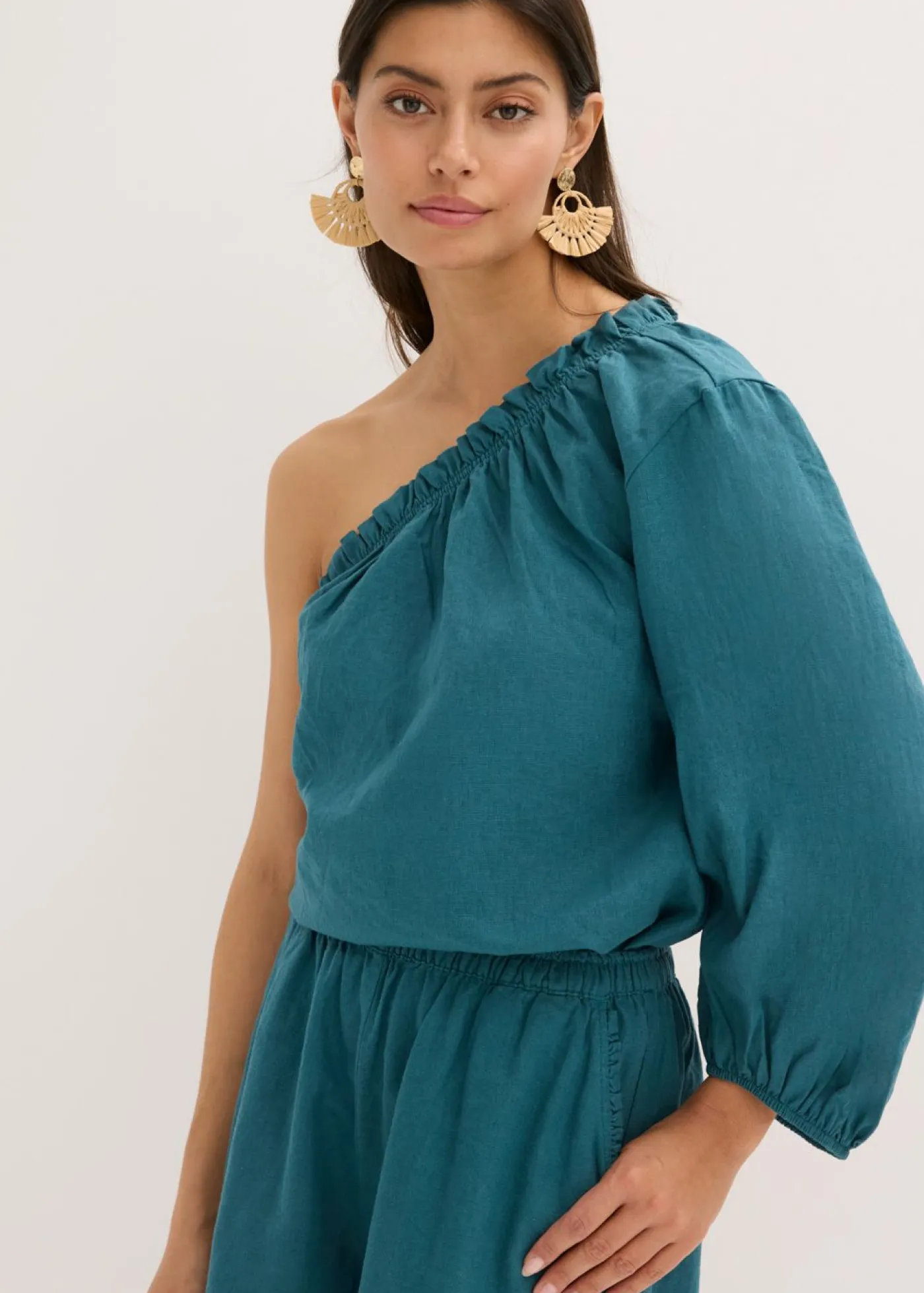 bonprix bonprix Camisas Y Blusas>Blusa con un hombro al descubierto y contenido de lino verde pimiento