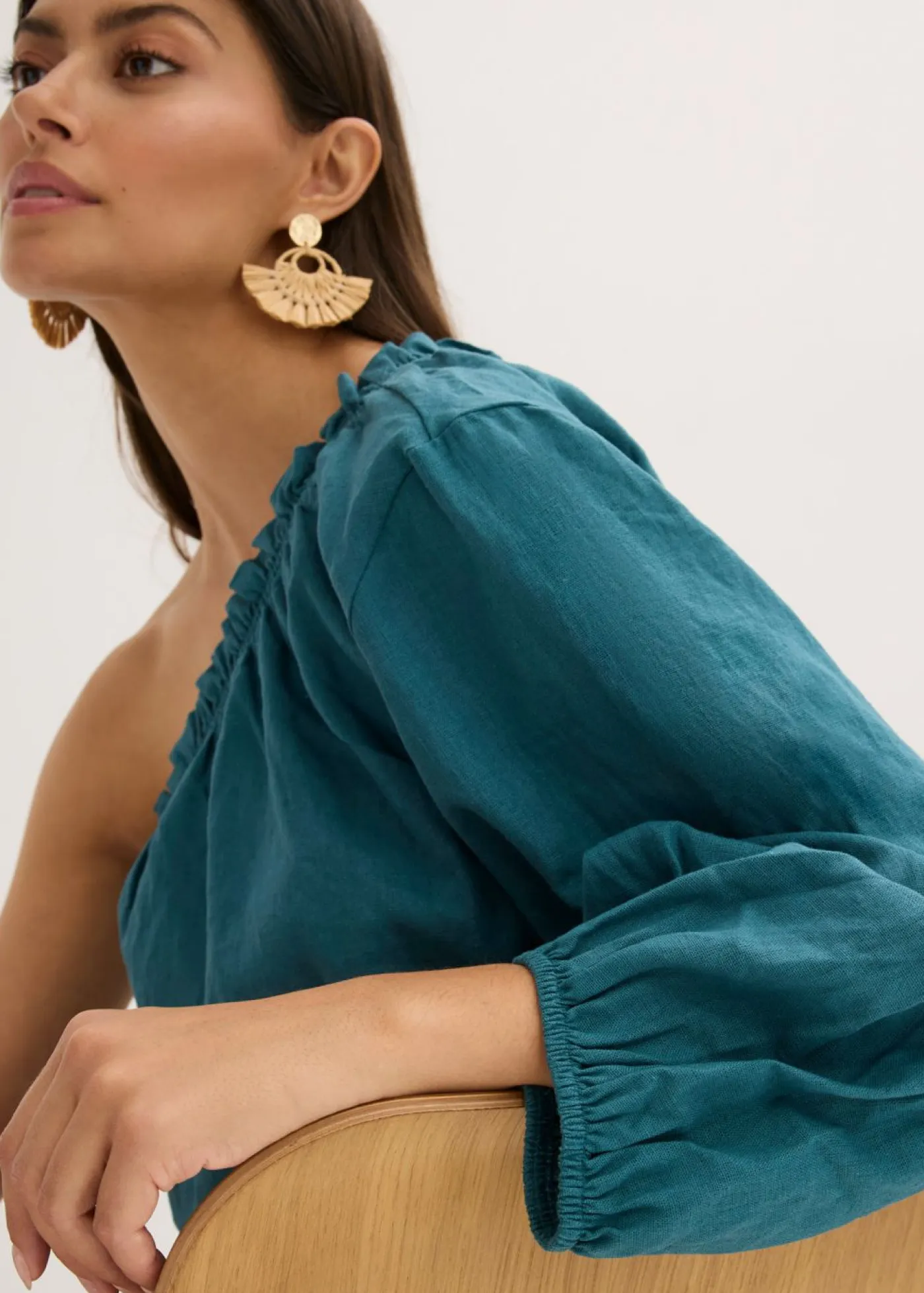 bonprix bonprix Camisas Y Blusas>Blusa con un hombro al descubierto y contenido de lino verde pimiento