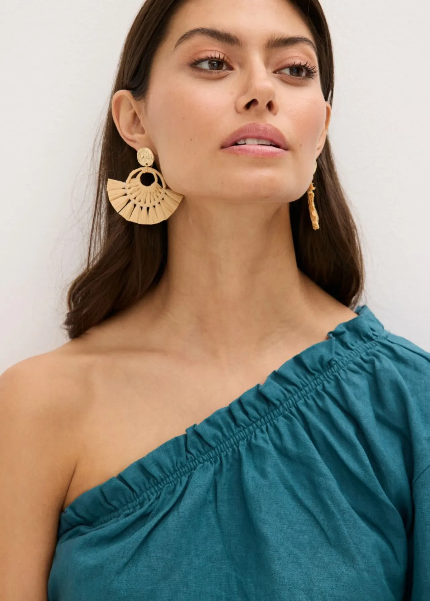 bonprix bonprix Camisas Y Blusas>Blusa con un hombro al descubierto y contenido de lino verde pimiento