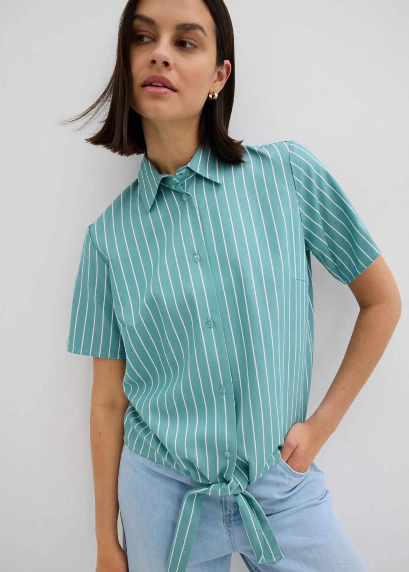 Mujer bonprix bonprix Blusa de manga corta con detalle de nudo y diseño a rayas
