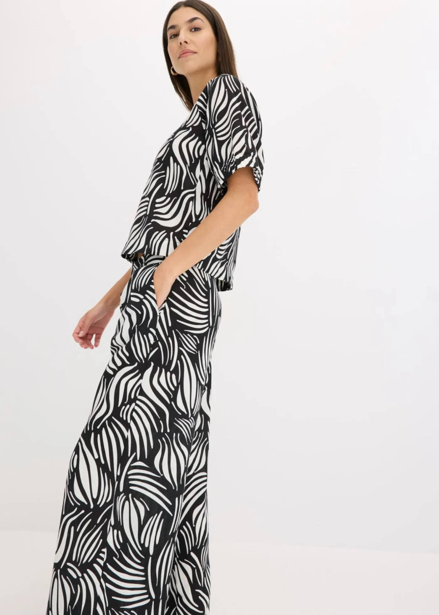 bonprix bonprix Camisas Y Blusas>Blusa de manga corta con aspecto de lino Negro-blanco lana