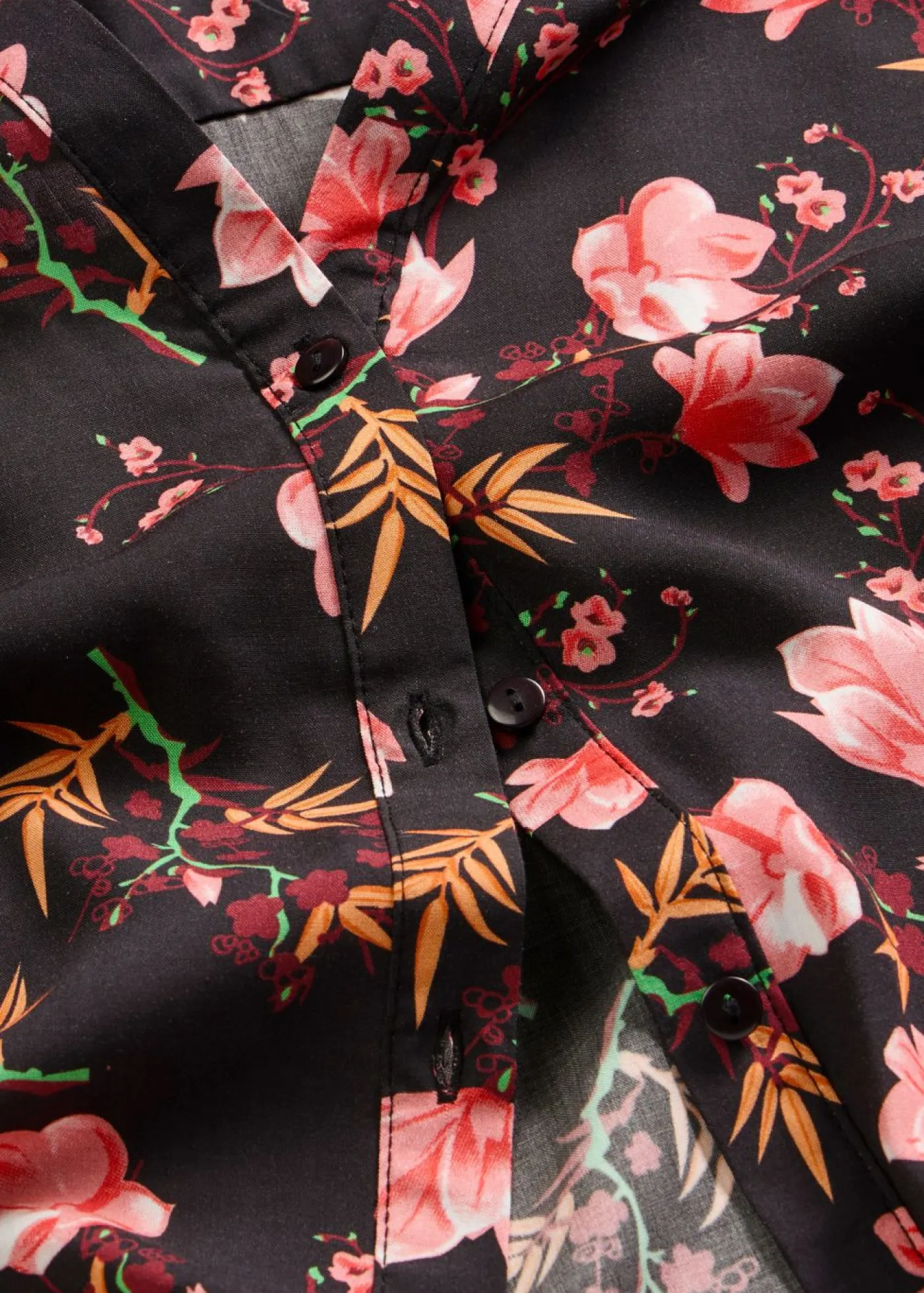 bonprix bonprix Camisas Y Blusas|Novedades>Blusa de manga corta de viscosa pura Negro con flores