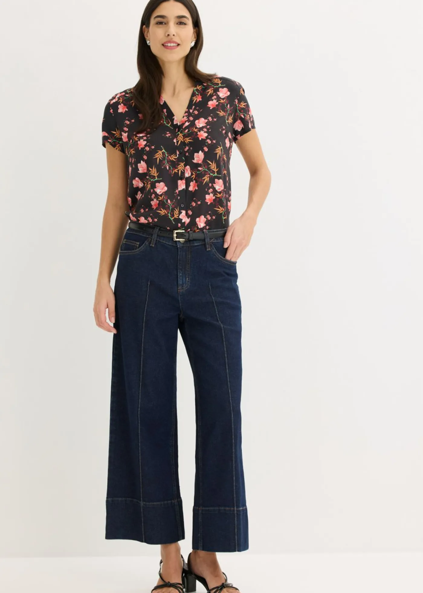 bonprix bonprix Camisas Y Blusas|Novedades>Blusa de manga corta de viscosa pura Negro con flores