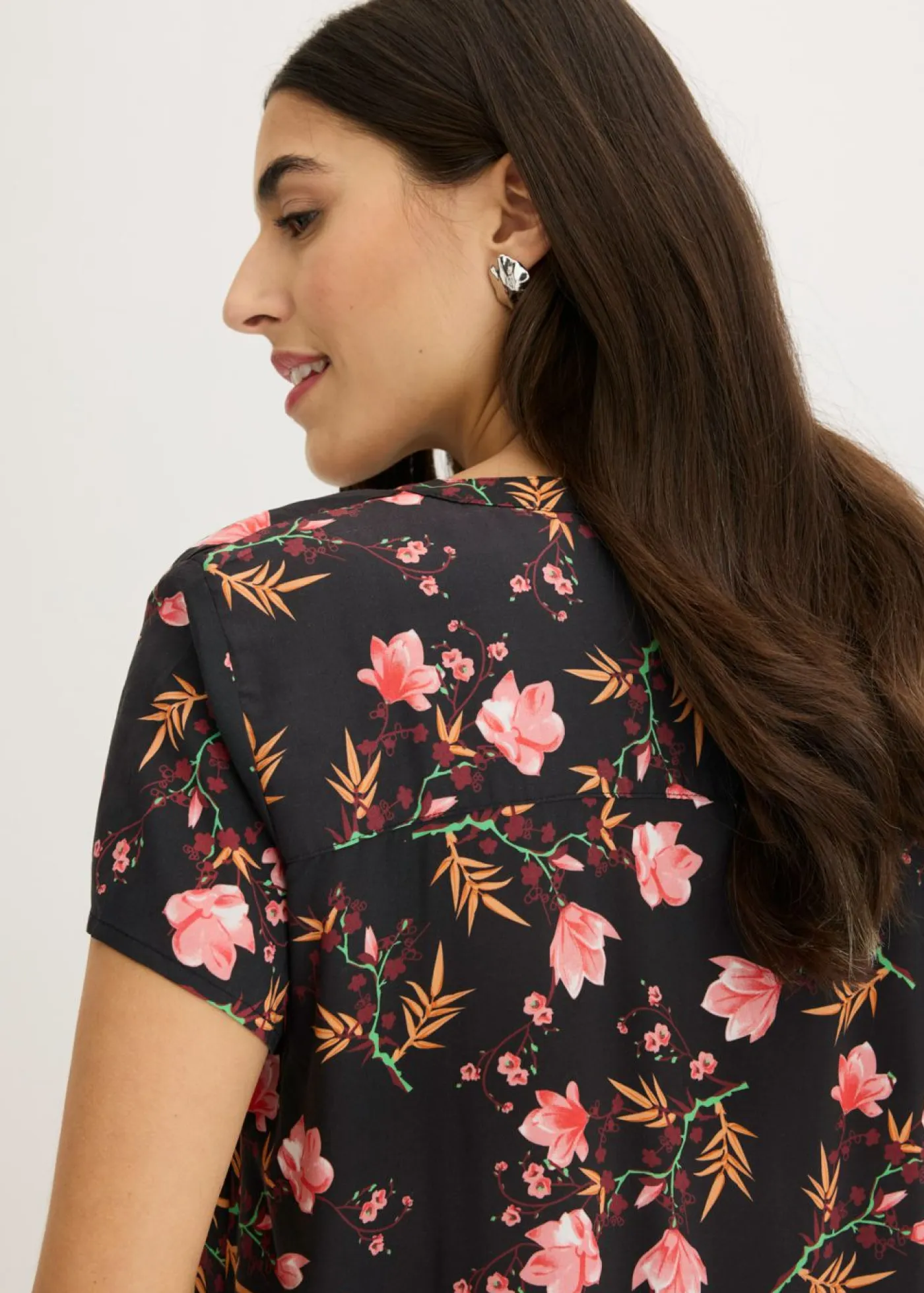 bonprix bonprix Camisas Y Blusas|Novedades>Blusa de manga corta de viscosa pura Negro con flores