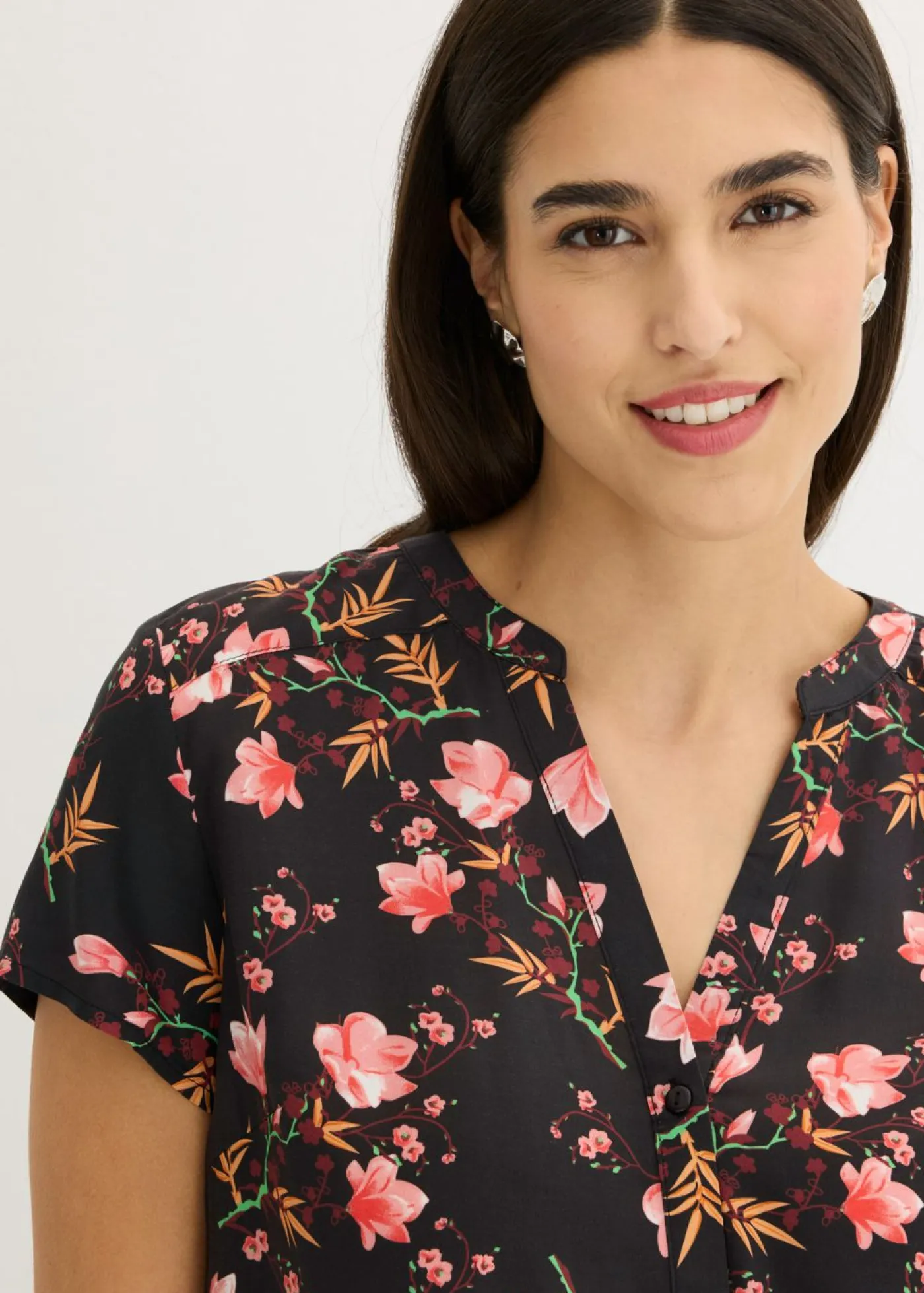 bonprix bonprix Camisas Y Blusas|Novedades>Blusa de manga corta de viscosa pura Negro con flores