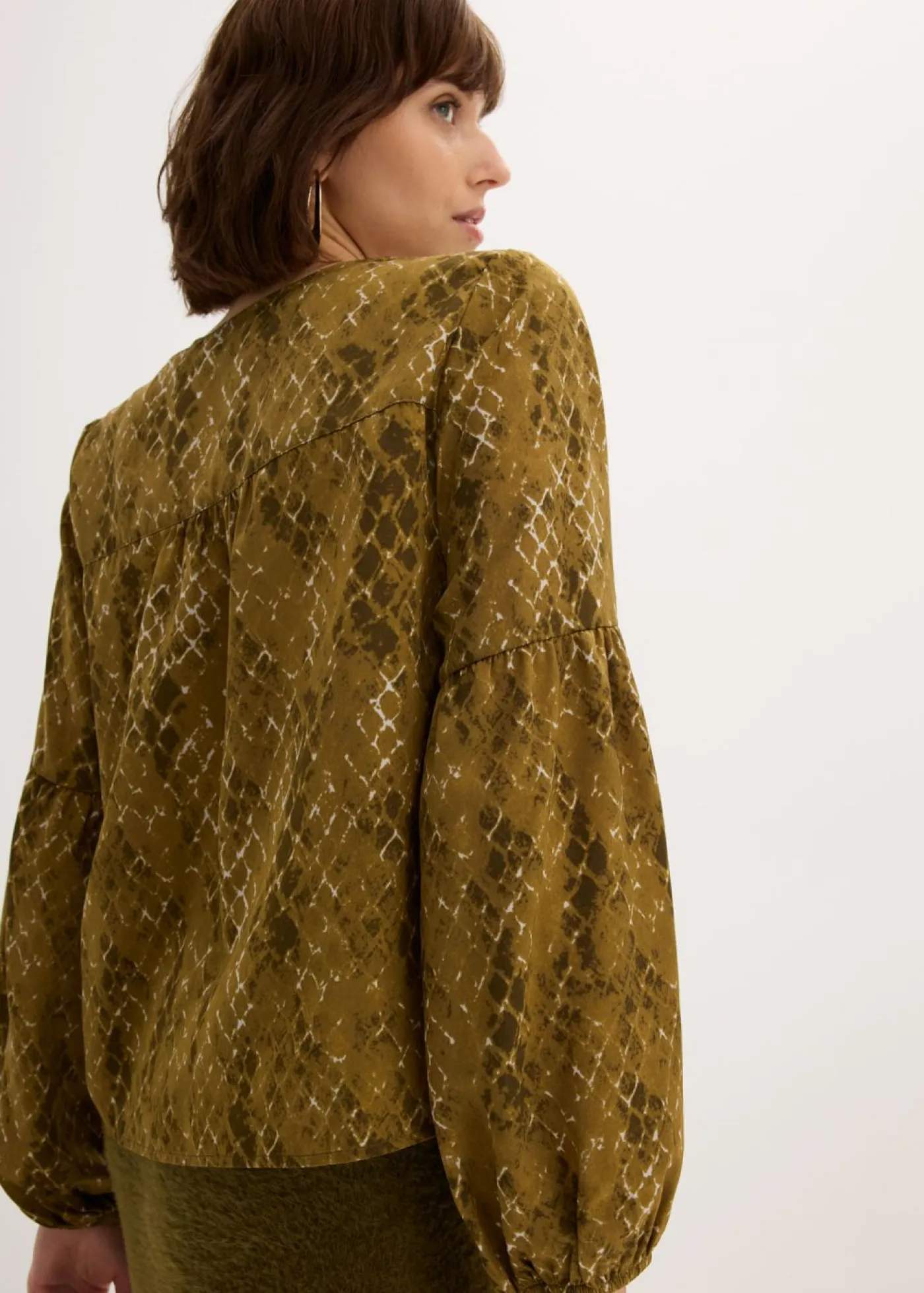 bonprix bonprix Camisas Y Blusas>Blusa de satén fluido verde oliva/verde tierra estampado