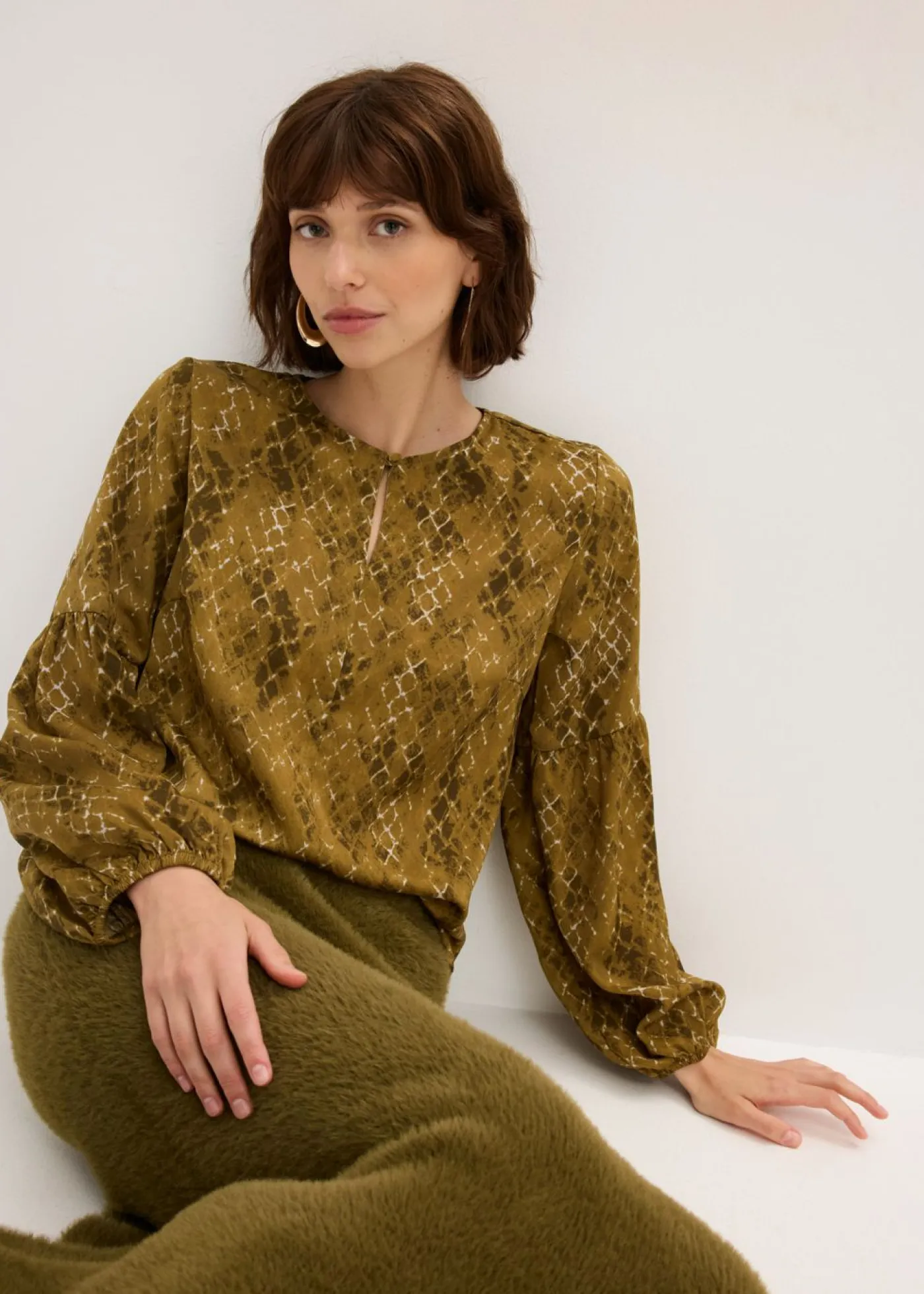 bonprix bonprix Camisas Y Blusas>Blusa de satén fluido verde oliva/verde tierra estampado