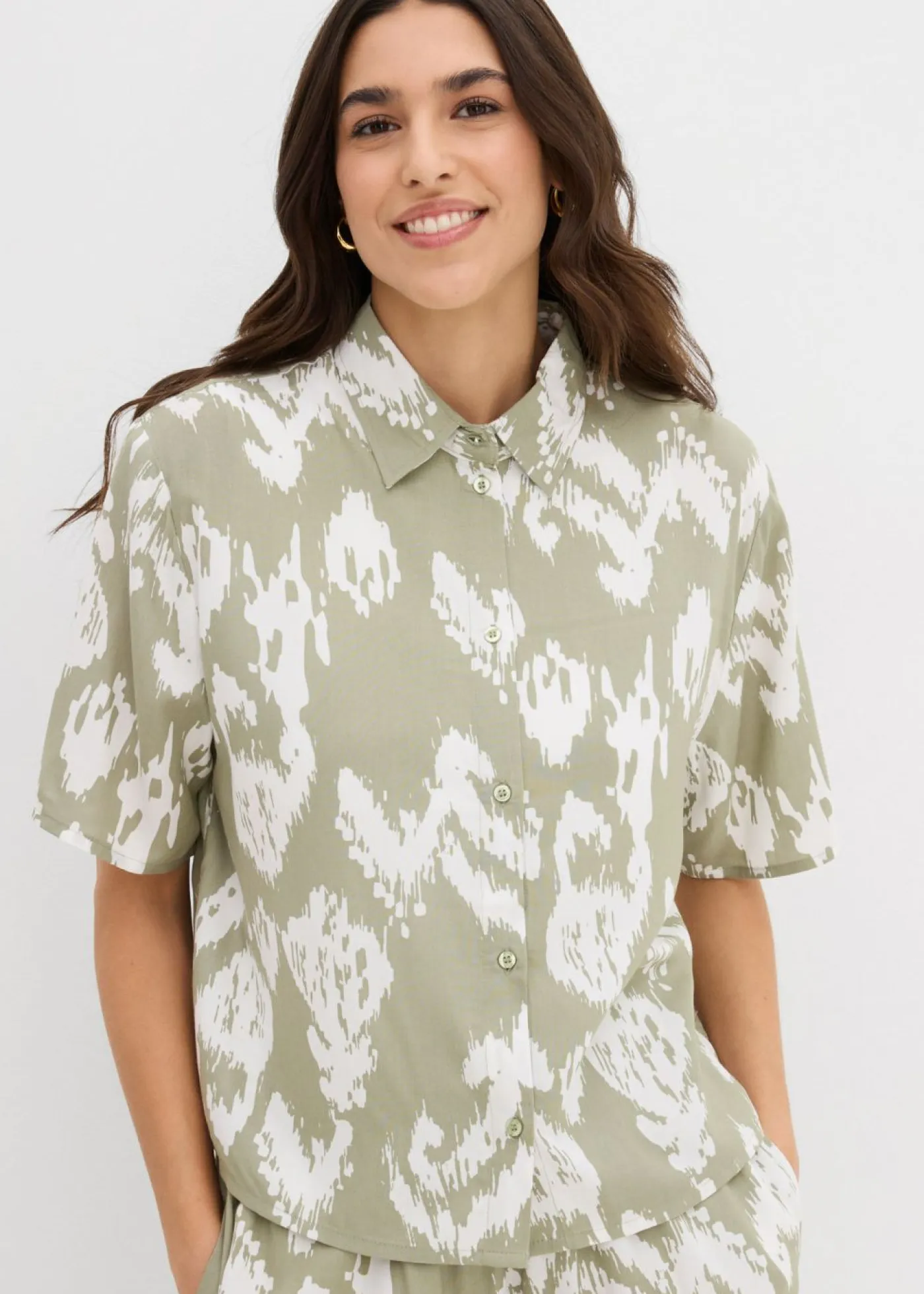 bonprix bonprix Camisas Y Blusas>Blusa de viscosa con estampado étnico verde alga-blanco lana