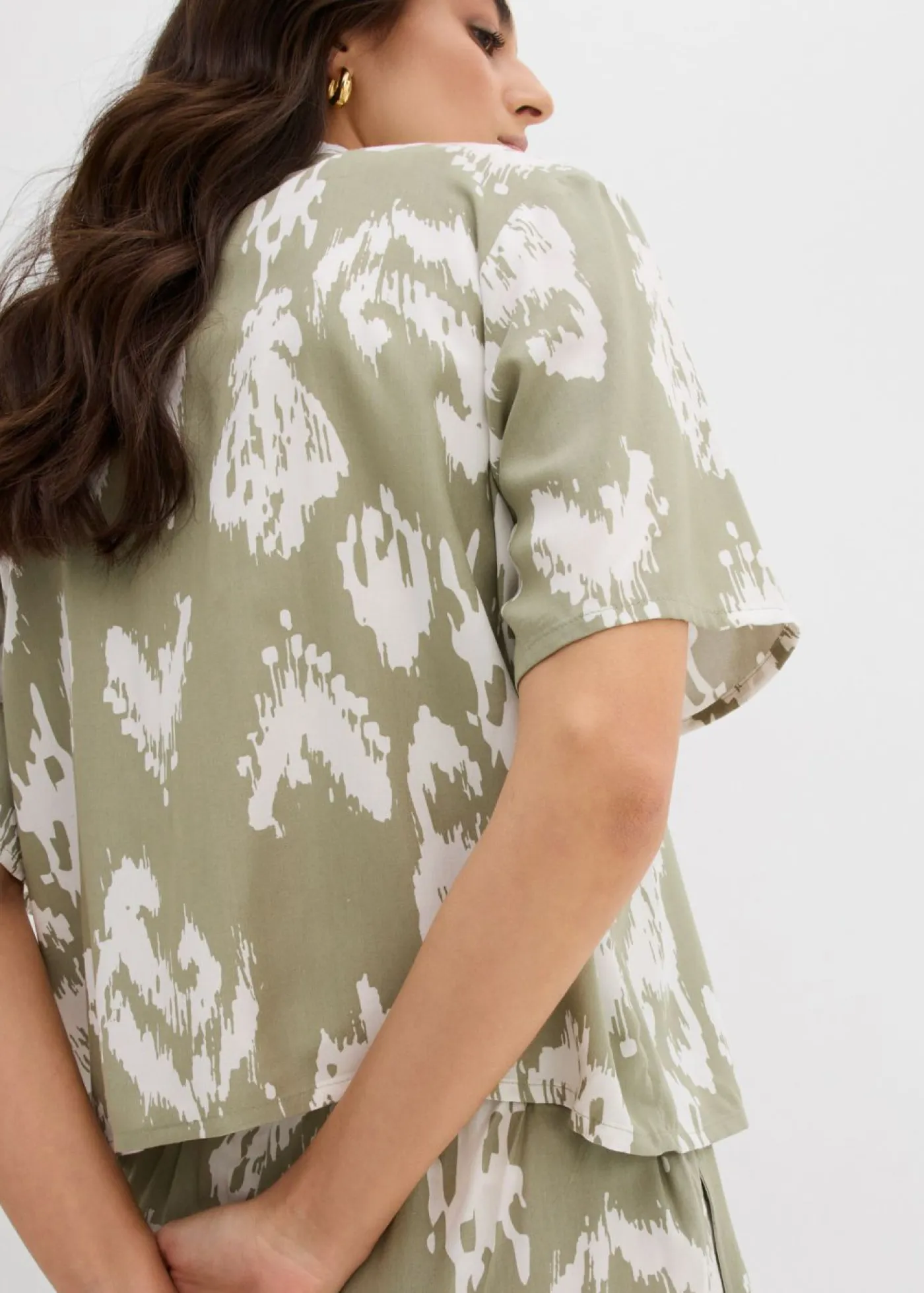 bonprix bonprix Camisas Y Blusas>Blusa de viscosa con estampado étnico verde alga-blanco lana