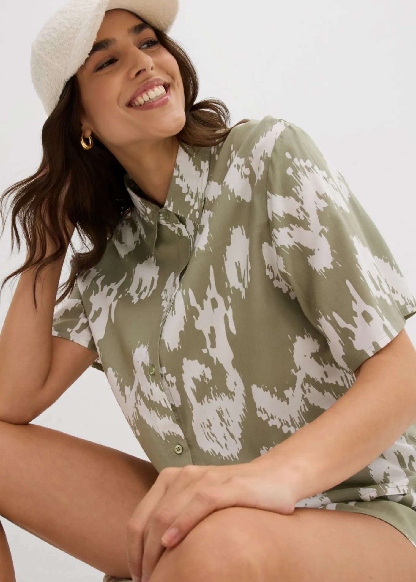 bonprix bonprix Camisas Y Blusas>Blusa de viscosa con estampado étnico verde alga-blanco lana