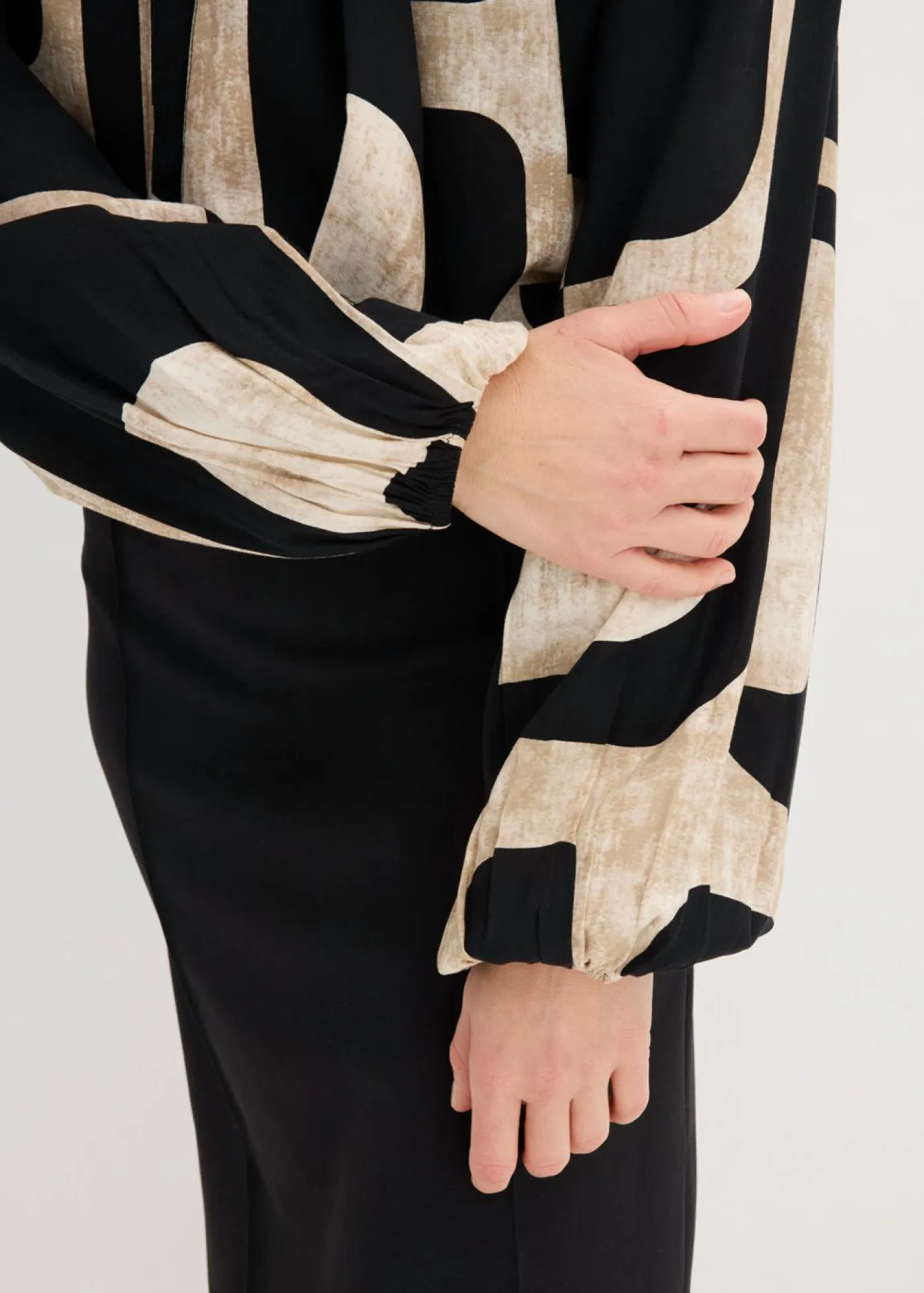 bonprix bonprix Camisas Y Blusas>Blusa de viscosa fluida Negro-crema