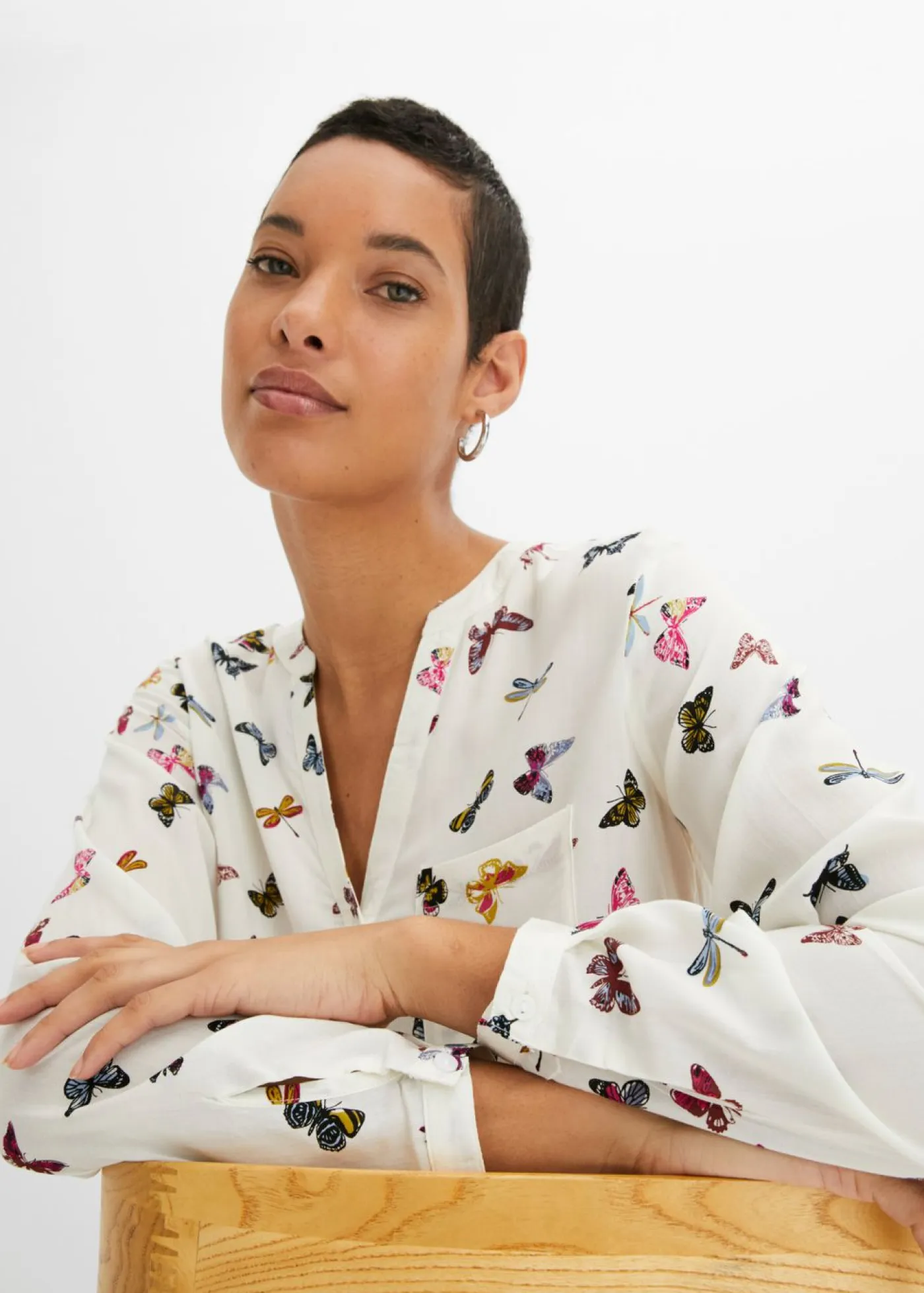 bonprix bonprix Camisas Y Blusas>Blusa de viscosa fluida Blanco lana de mariposas