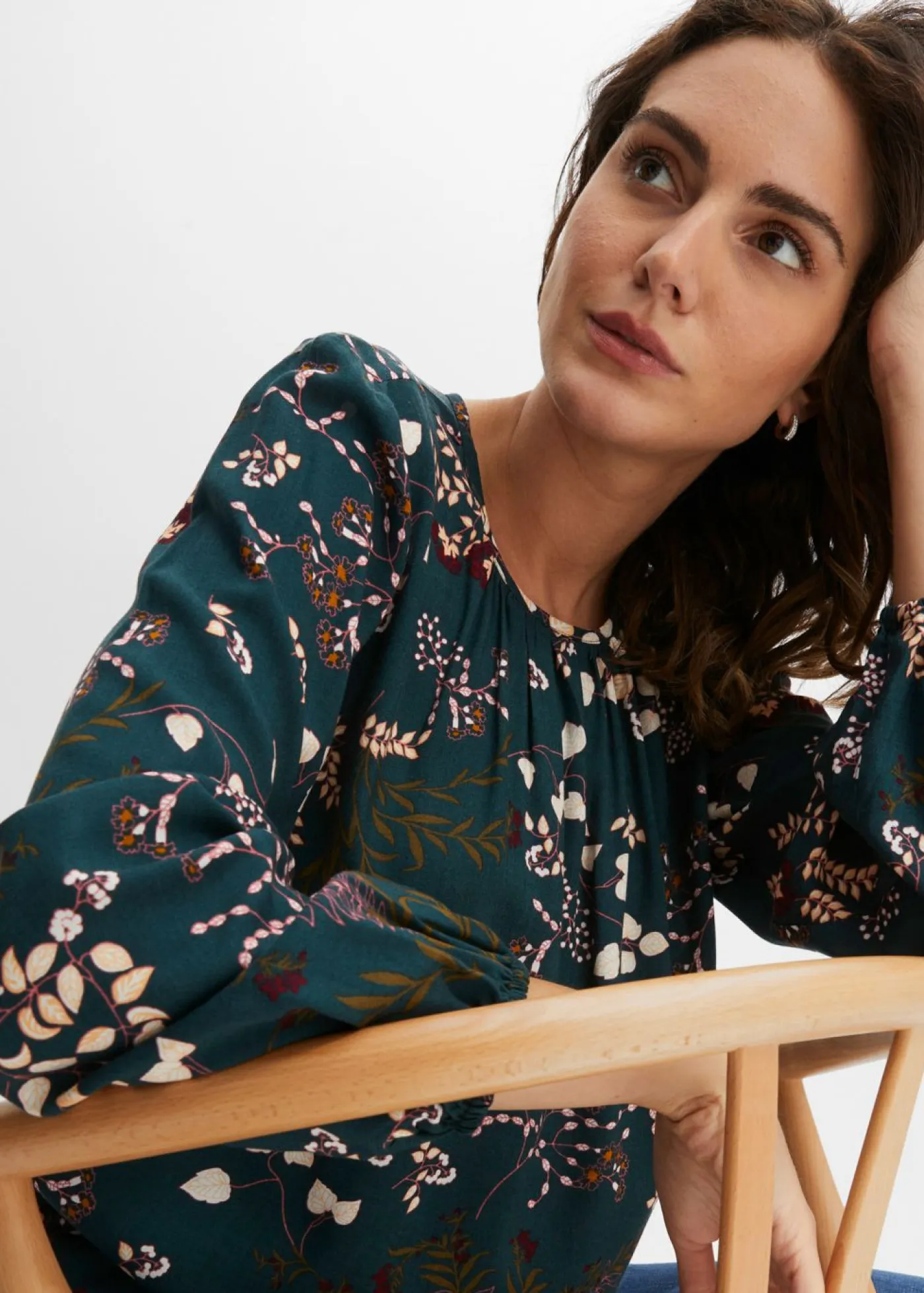 bonprix bonprix Camisas Y Blusas>Blusa de viscosa sostenible verde intenso con flores