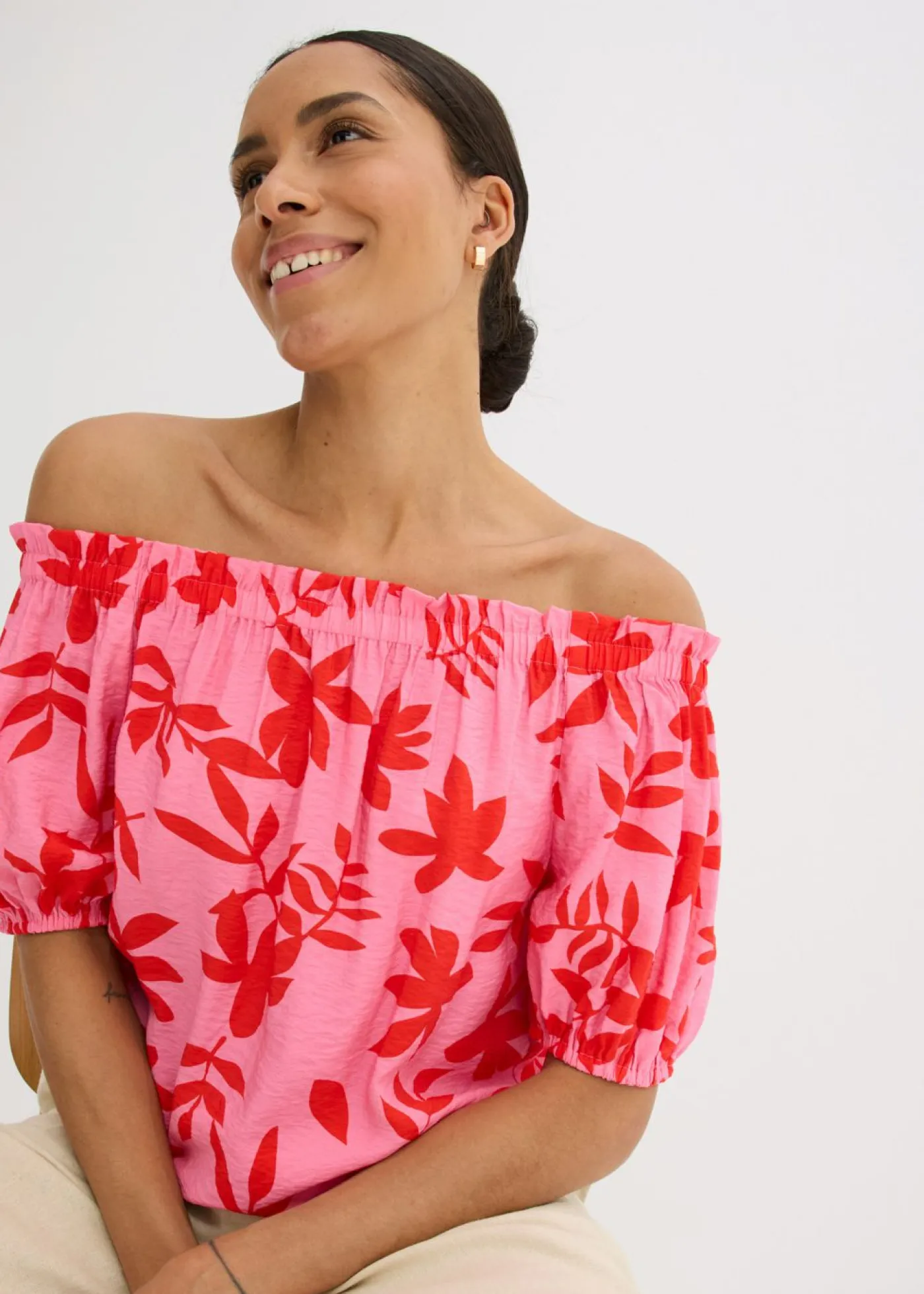 Mujer bonprix bonprix Blusa estampada de mezcla de viscosa fina con escote bañera