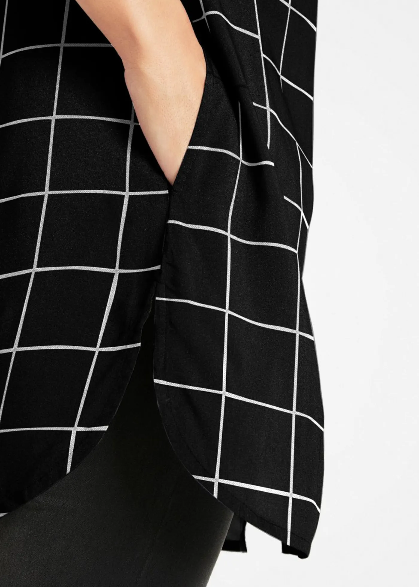 bonprix bonprix Camisas Y Blusas>Blusa larga de cuadros con bolsillos Negro-blanco lana de cuadros