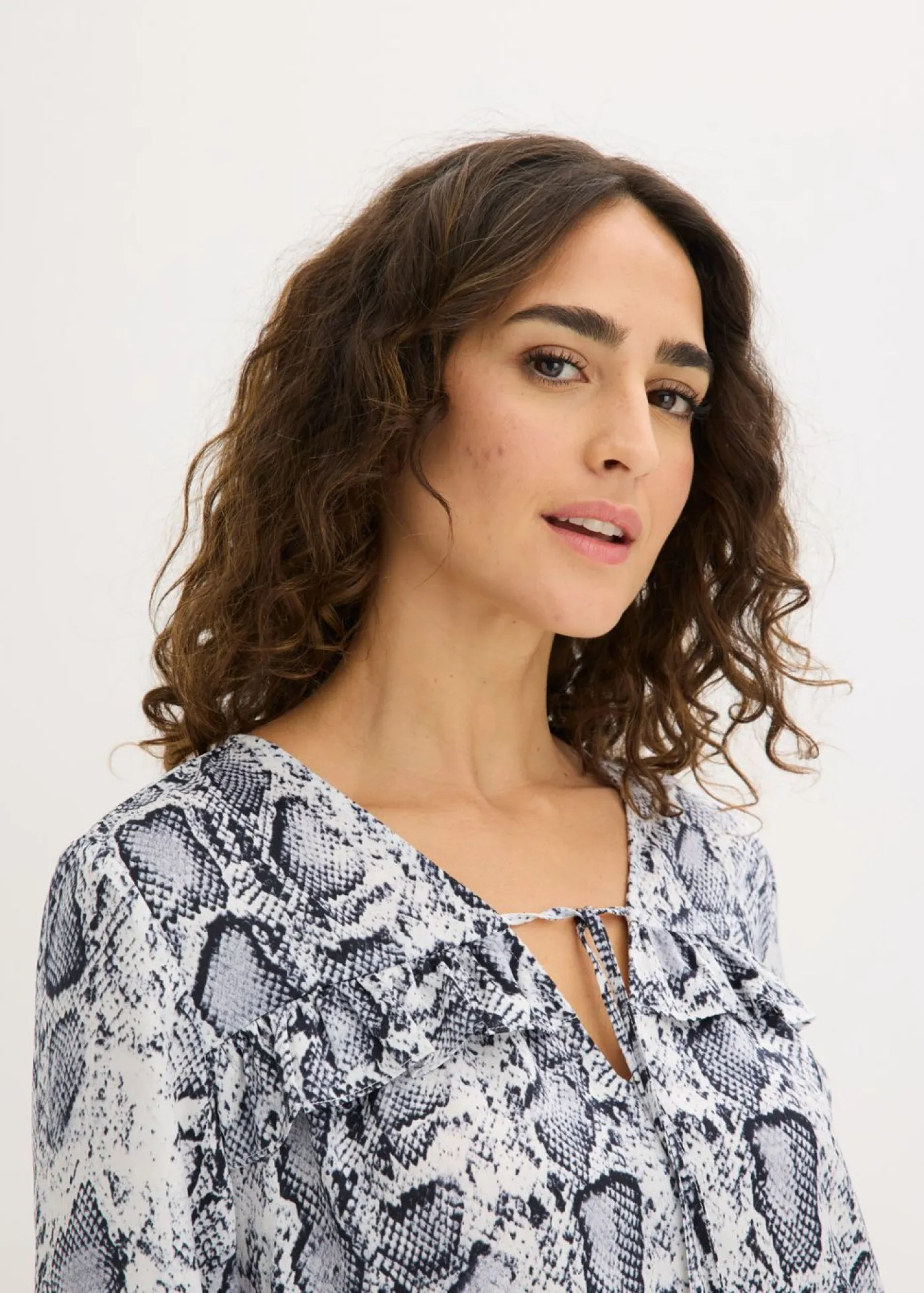 bonprix bonprix Camisas Y Blusas>Blusa tipo túnica de satén vaporoso Negro-blanco con estampado de serpiente