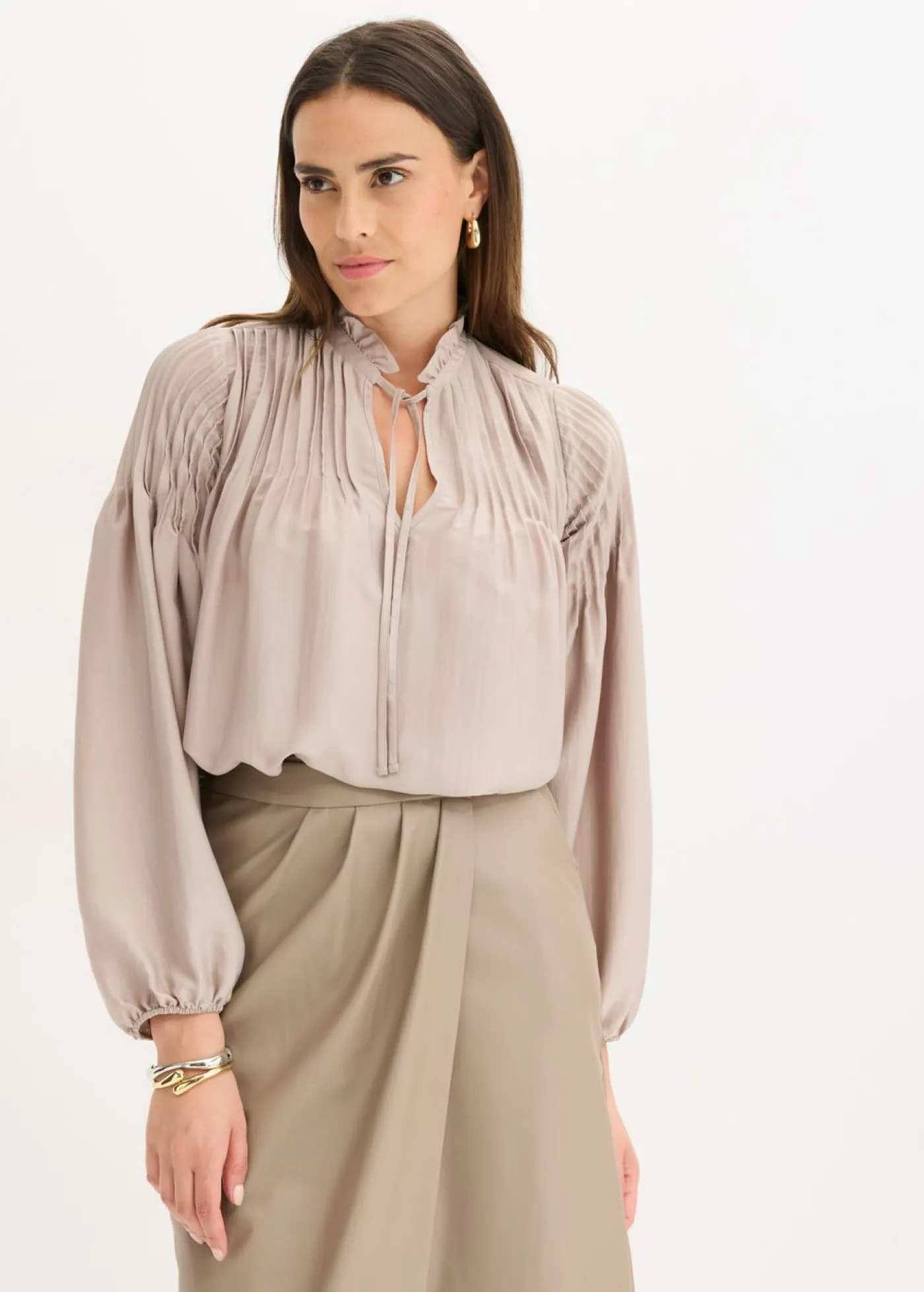 bonprix bonprix Camisas Y Blusas>Blusa tipo túnica de satén brillante con ribetes Piedra