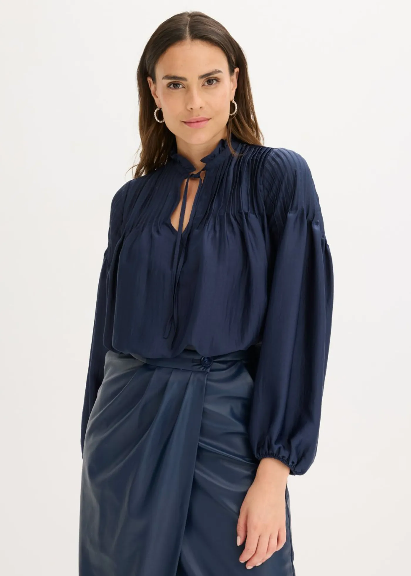 bonprix bonprix Camisas Y Blusas>Blusa tipo túnica de satén brillante con ribetes Azul marino