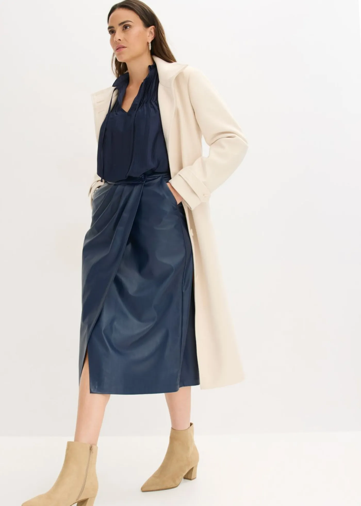 bonprix bonprix Camisas Y Blusas>Blusa tipo túnica de satén brillante con ribetes Azul marino