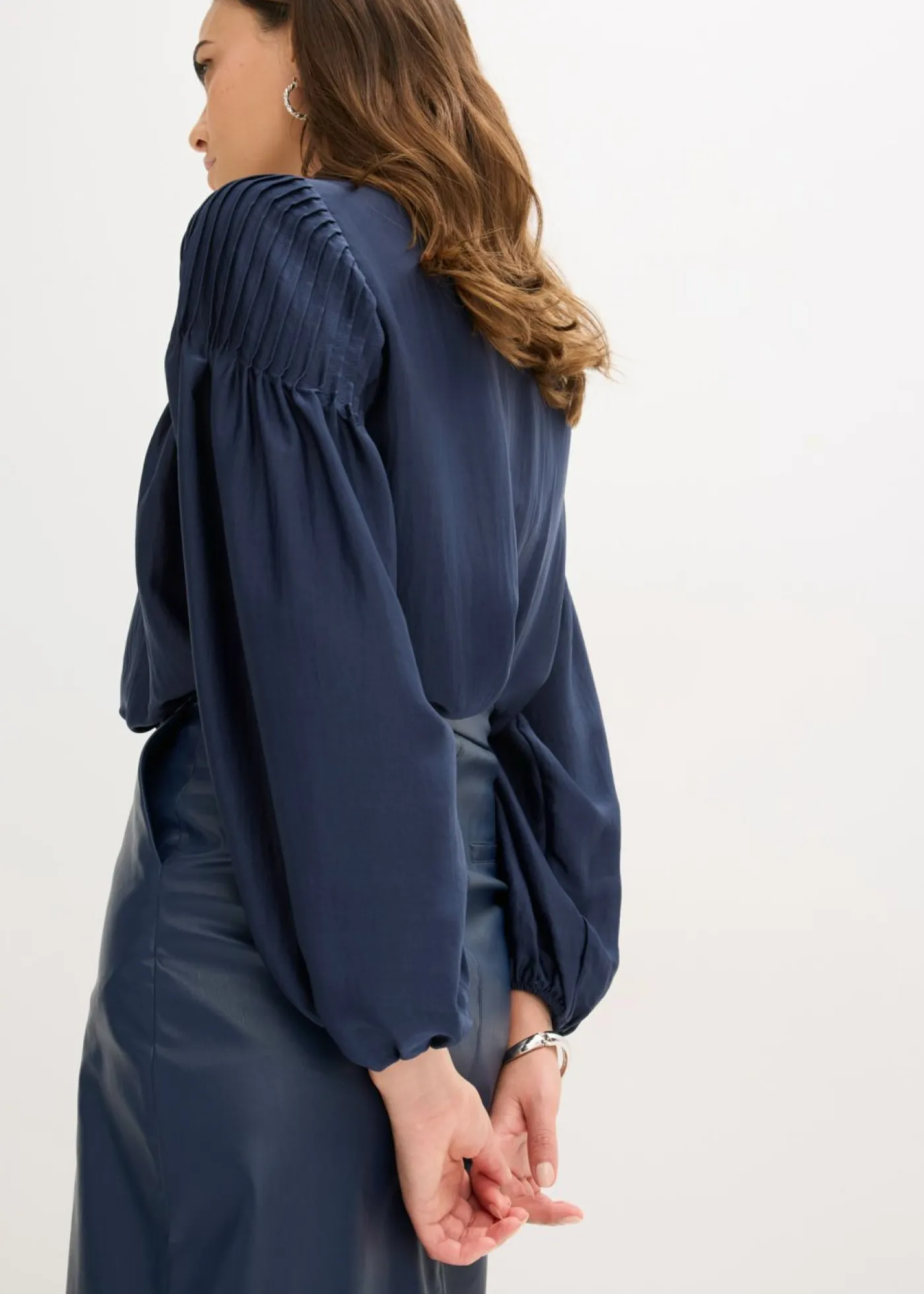 bonprix bonprix Camisas Y Blusas>Blusa tipo túnica de satén brillante con ribetes Azul marino