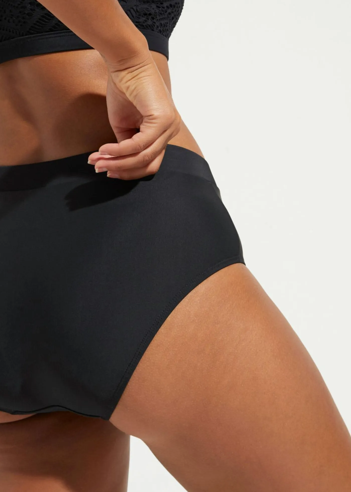 bonprix bonprix Conjuntos De Traje De Baño|Vestidos Moldeadores>Braguita de bikini de tiro alto con ligero efecto moldeador Negro