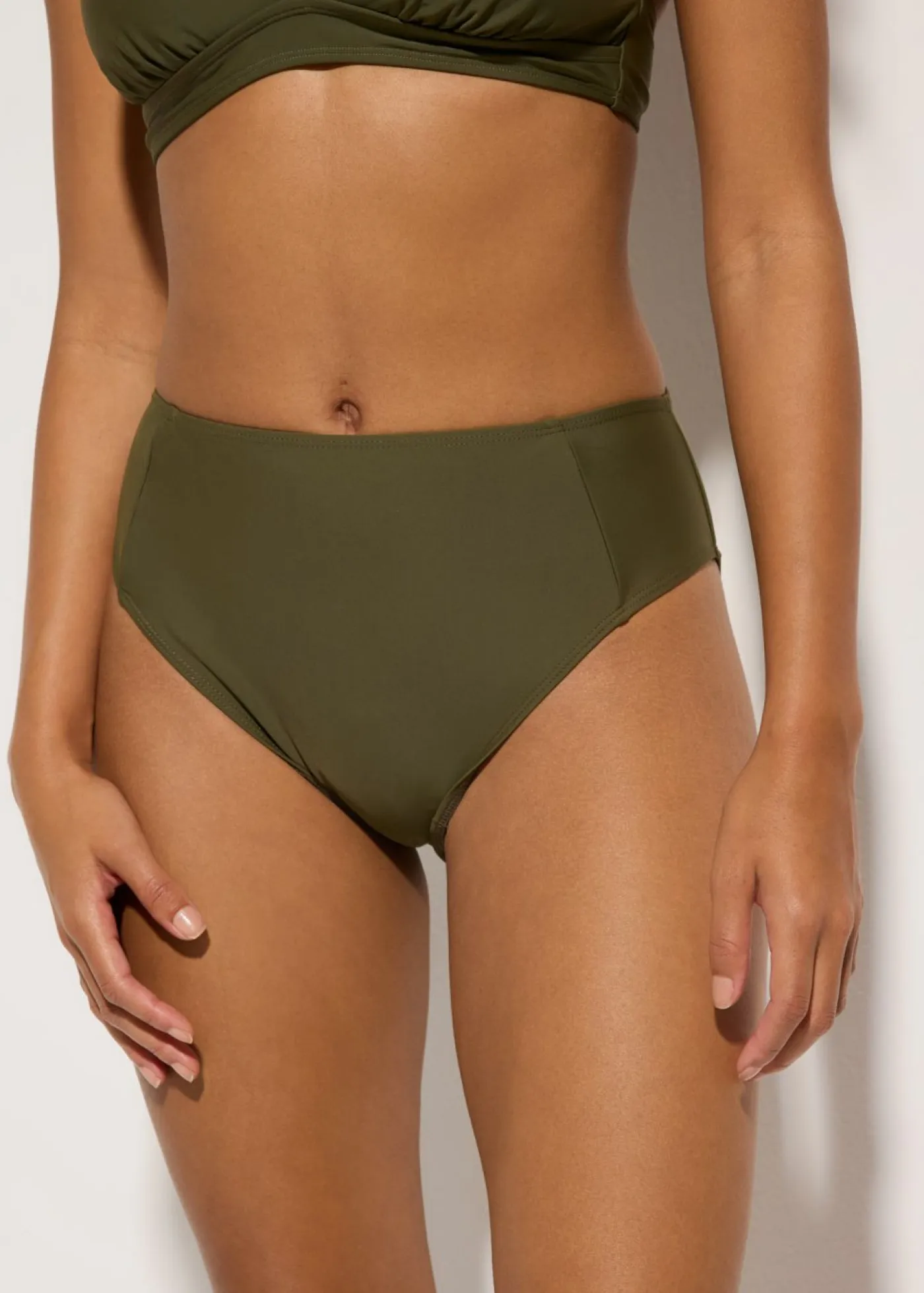 bonprix bonprix Conjuntos De Traje De Baño|Tankinis>Braguita de bikini highwaist con pernera alta Verde oliva oscuro