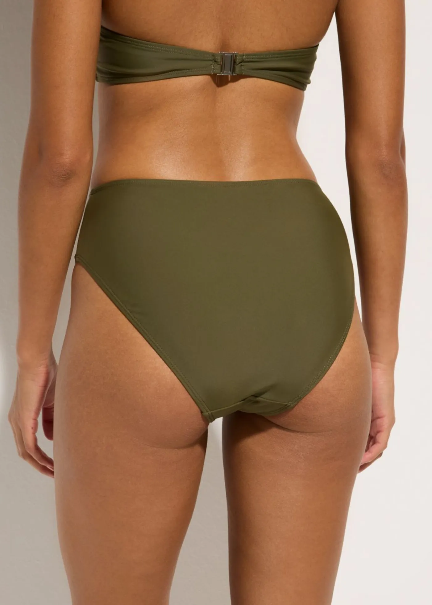 bonprix bonprix Conjuntos De Traje De Baño|Tankinis>Braguita de bikini highwaist con pernera alta Verde oliva oscuro