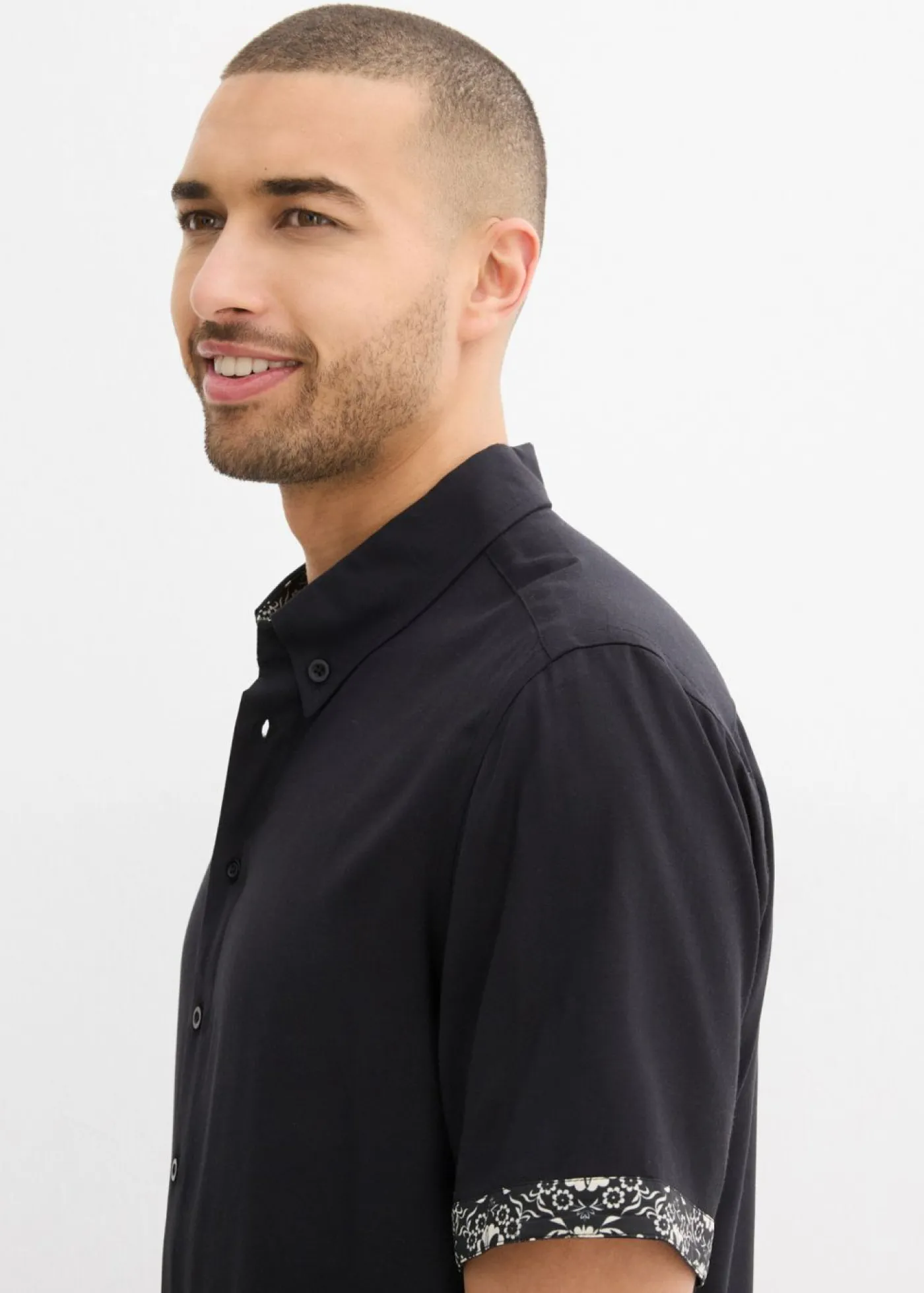 Hombre bonprix bonprix Camisa de manga corta de viscosa con corte slim