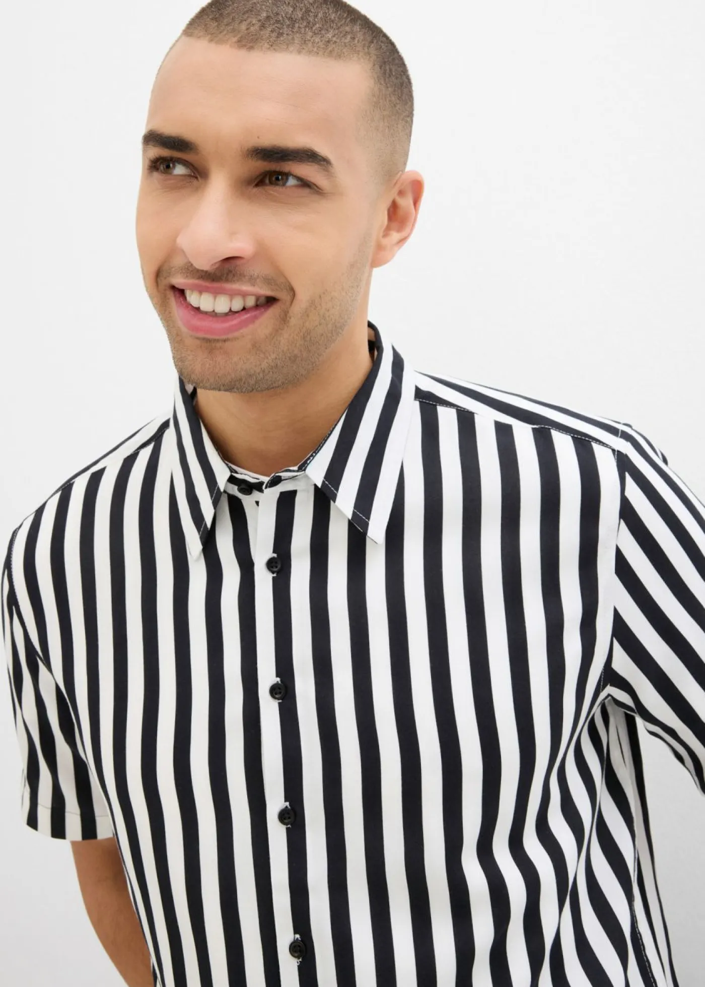 bonprix bonprix Camisas>Camisa de manga corta de viscosa suave negro-blanco lana con rayas