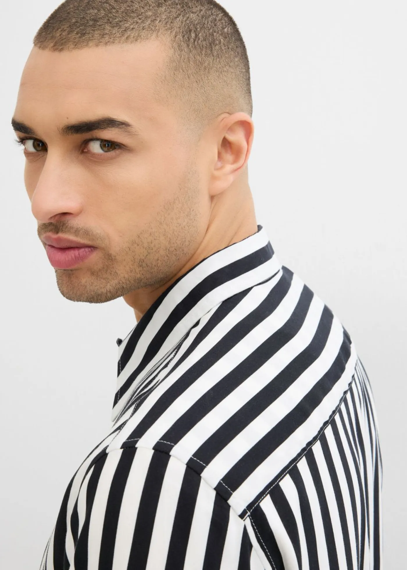 bonprix bonprix Camisas>Camisa de manga corta de viscosa suave negro-blanco lana con rayas