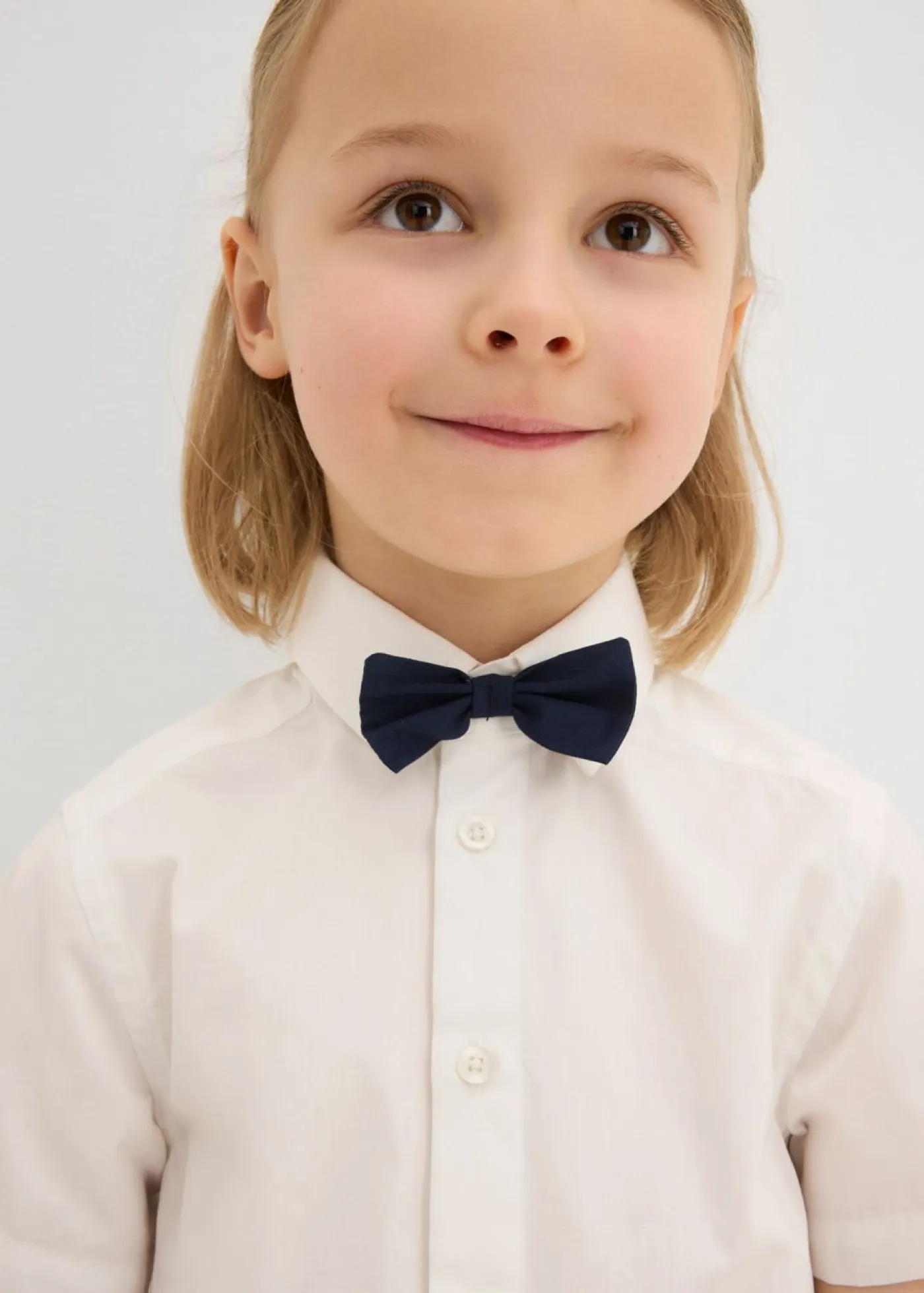 Niños bonprix bonprix Camisa de manga corta y pajarita de algodón puro (conjunto de 2 piezas)