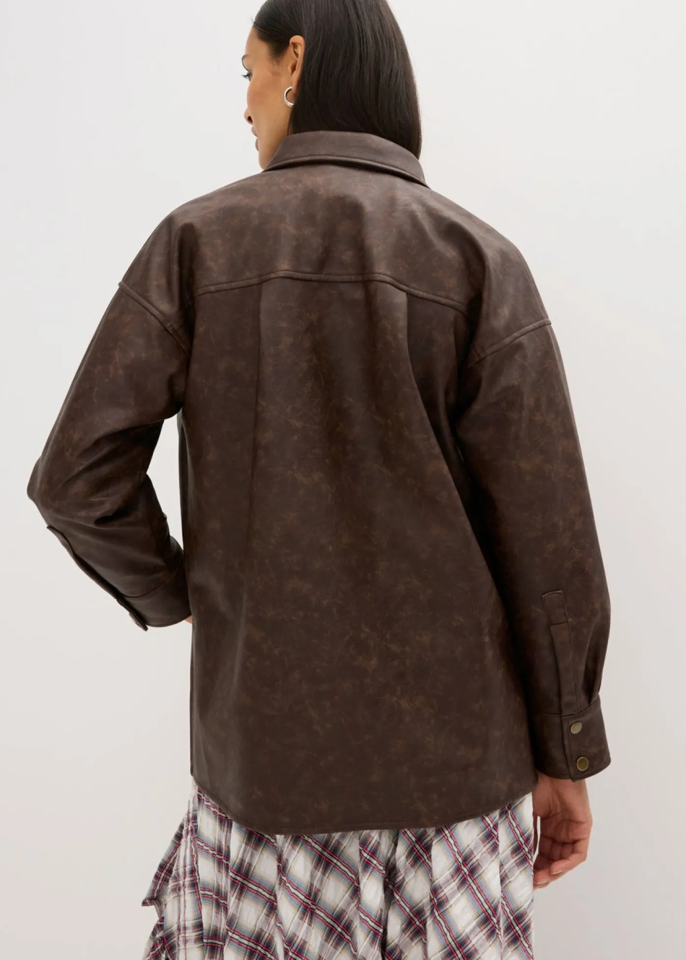 bonprix bonprix Camisas Y Blusas>Camisa de piel sintética con efecto desgastado Marrón oscuro