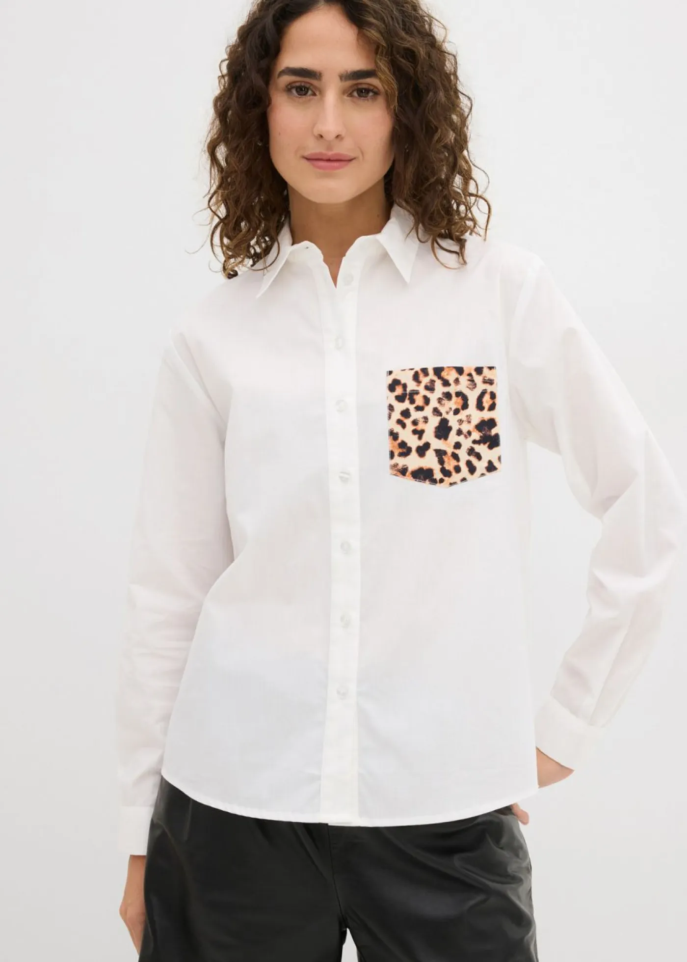 bonprix bonprix Camisas Y Blusas>Camisa oversize con bolsillo en contraste estampado leo blanco