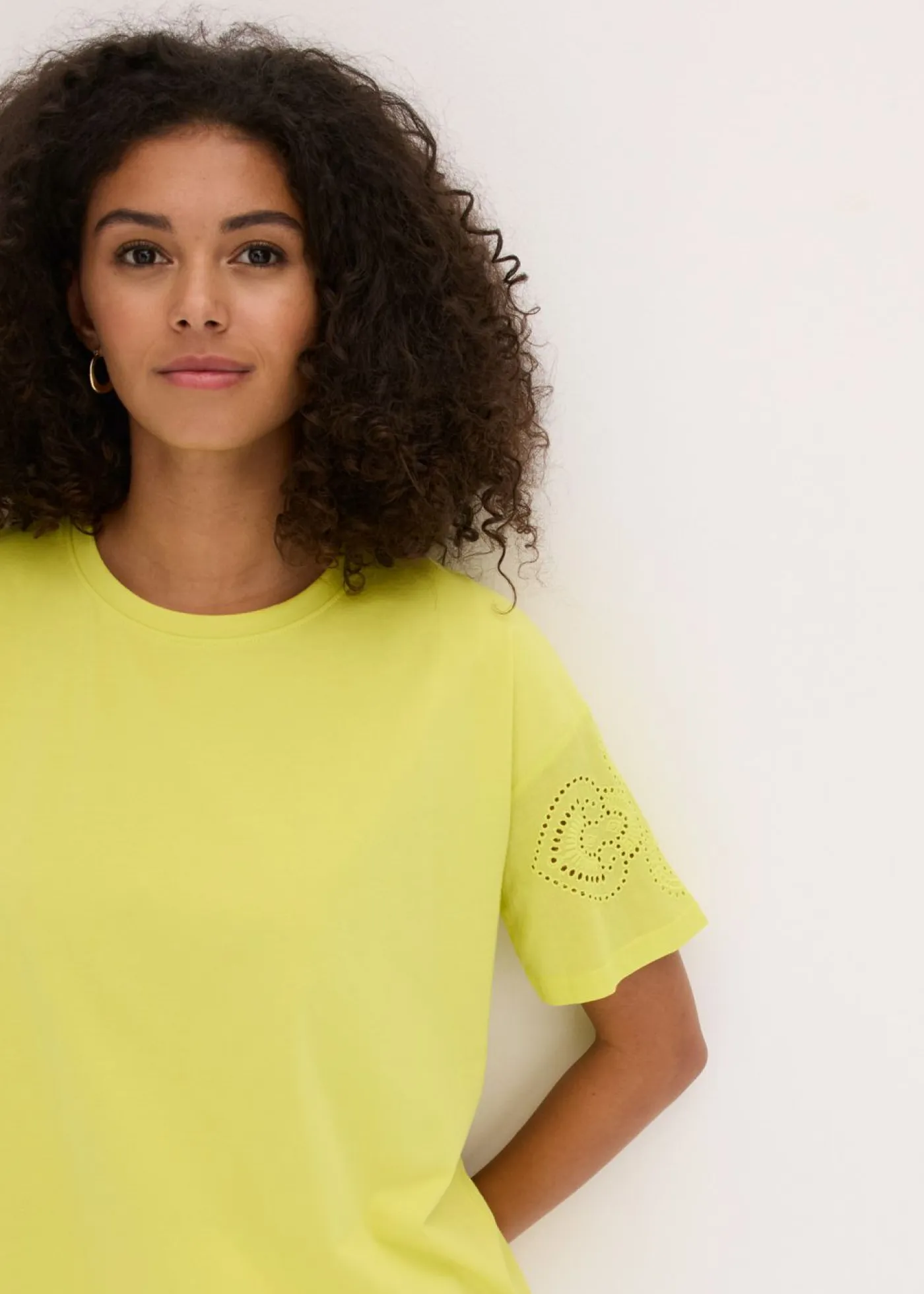 bonprix bonprix Camisetas>Camiseta con bordado calado Amarillo cítrico