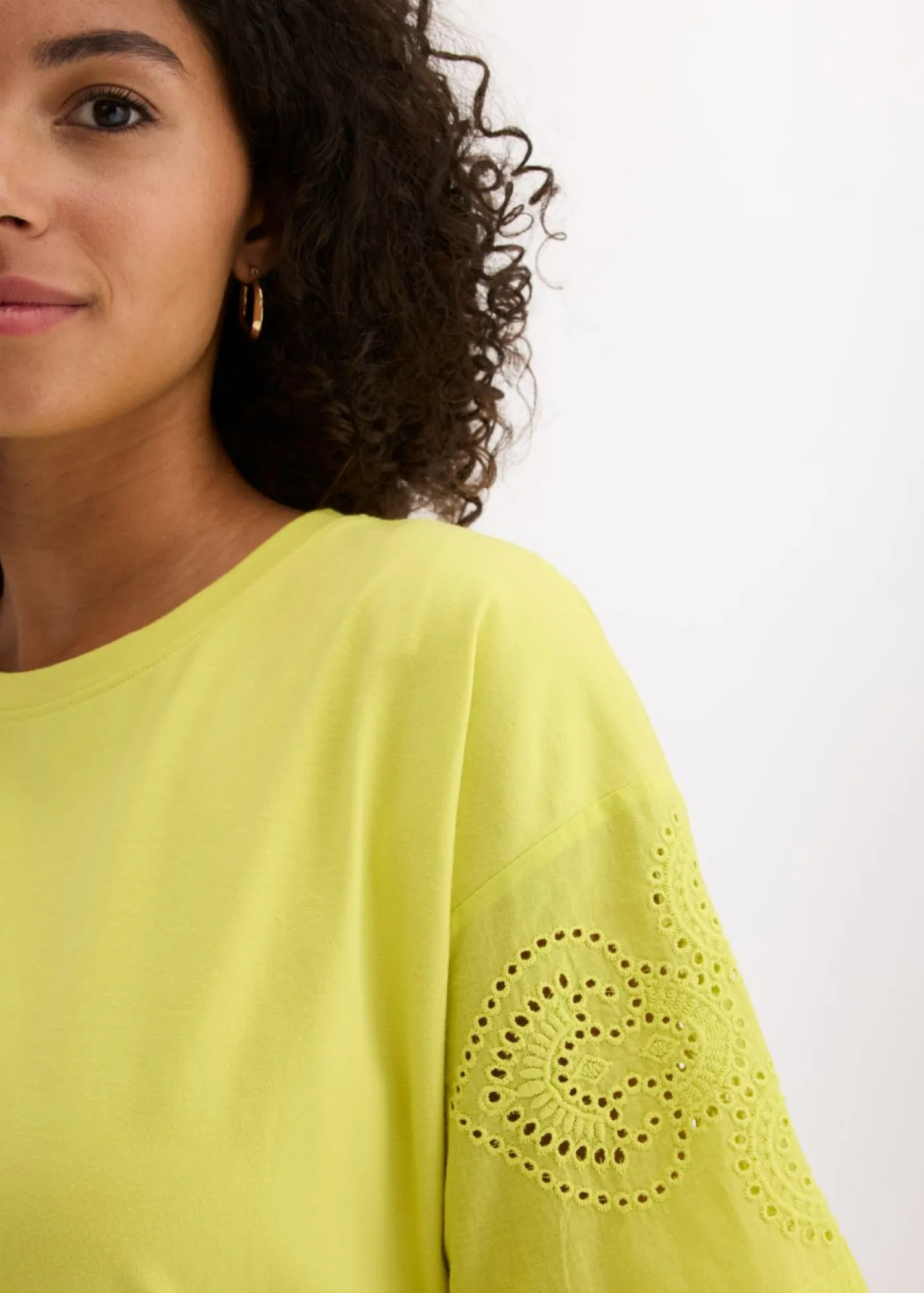 bonprix bonprix Camisetas>Camiseta con bordado calado Amarillo cítrico