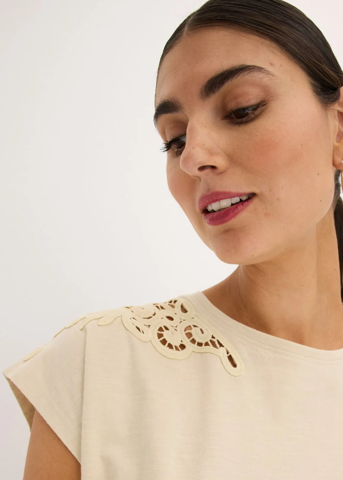 bonprix bonprix Camisetas>Camiseta con detalle de ganchillo Arena claro