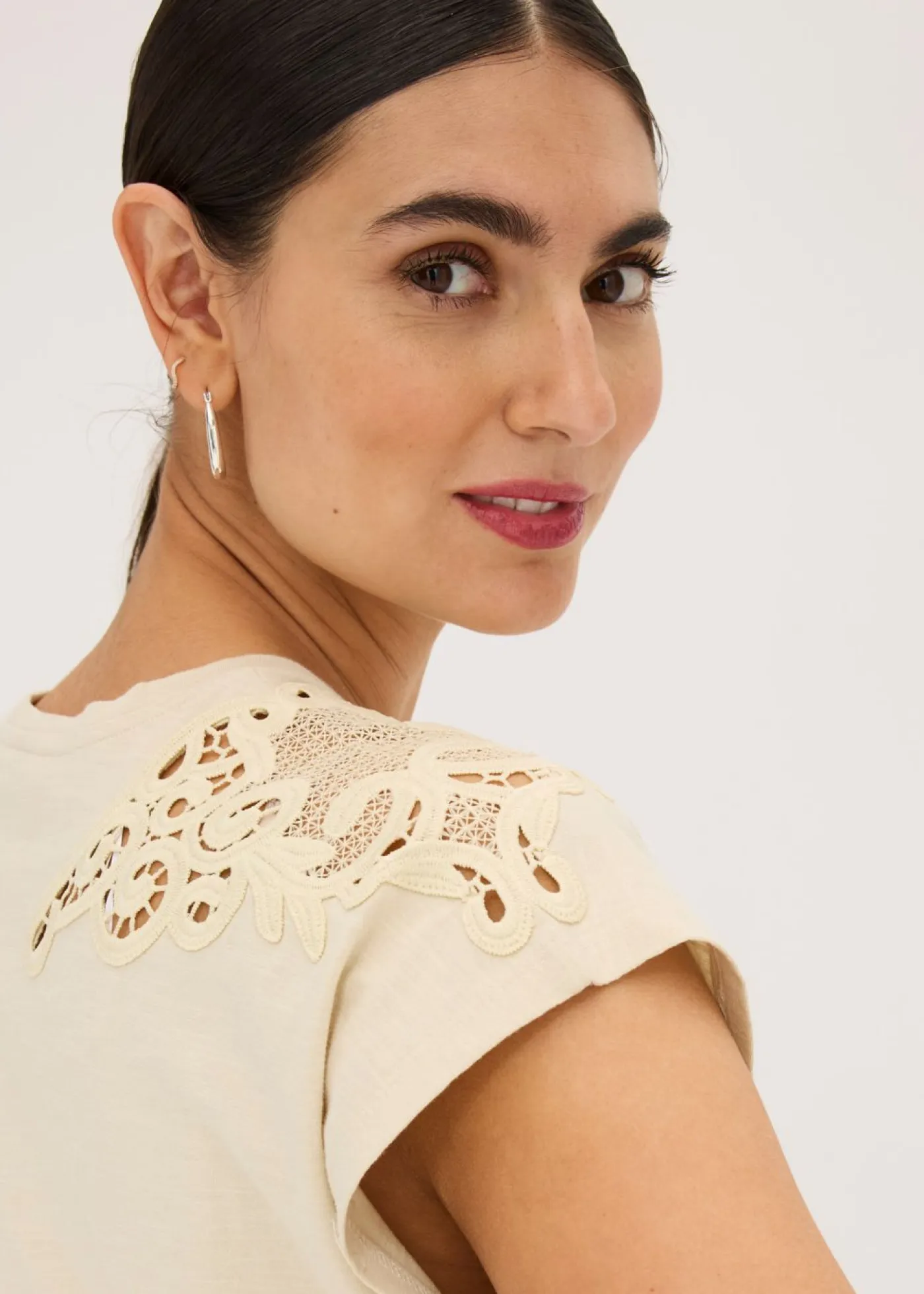 bonprix bonprix Camisetas>Camiseta con detalle de ganchillo Arena claro