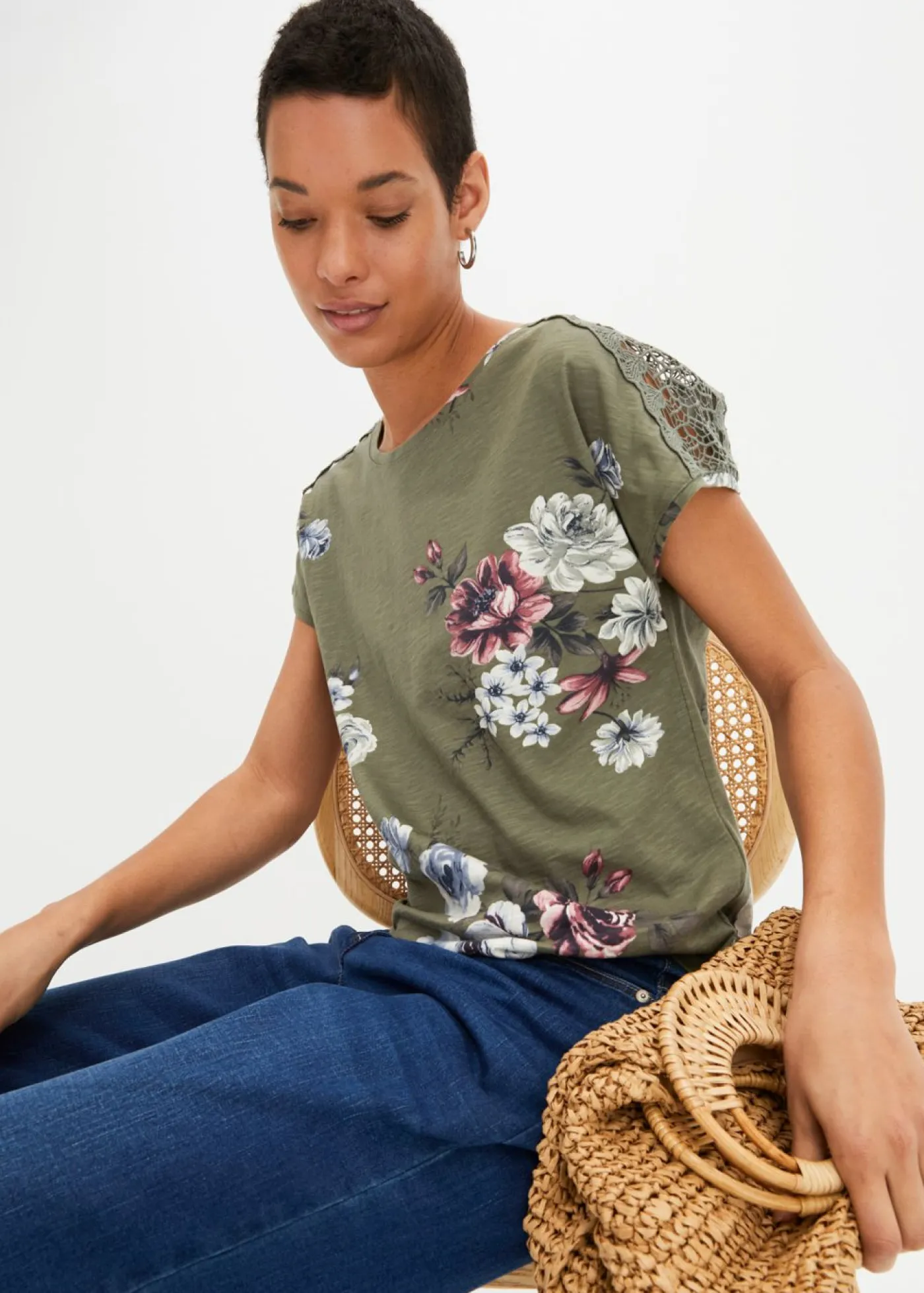 bonprix bonprix Camisetas>Camiseta con encaje estampada Verde oliva de flores